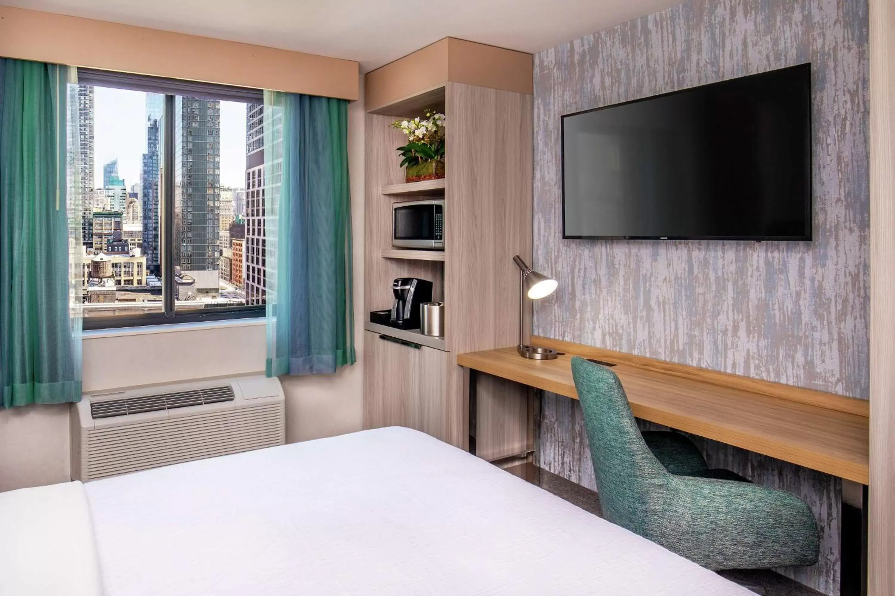 Bedroom, TV/Entertainment Center in Hilton Garden Inn New York/Manhattan-Chelsea