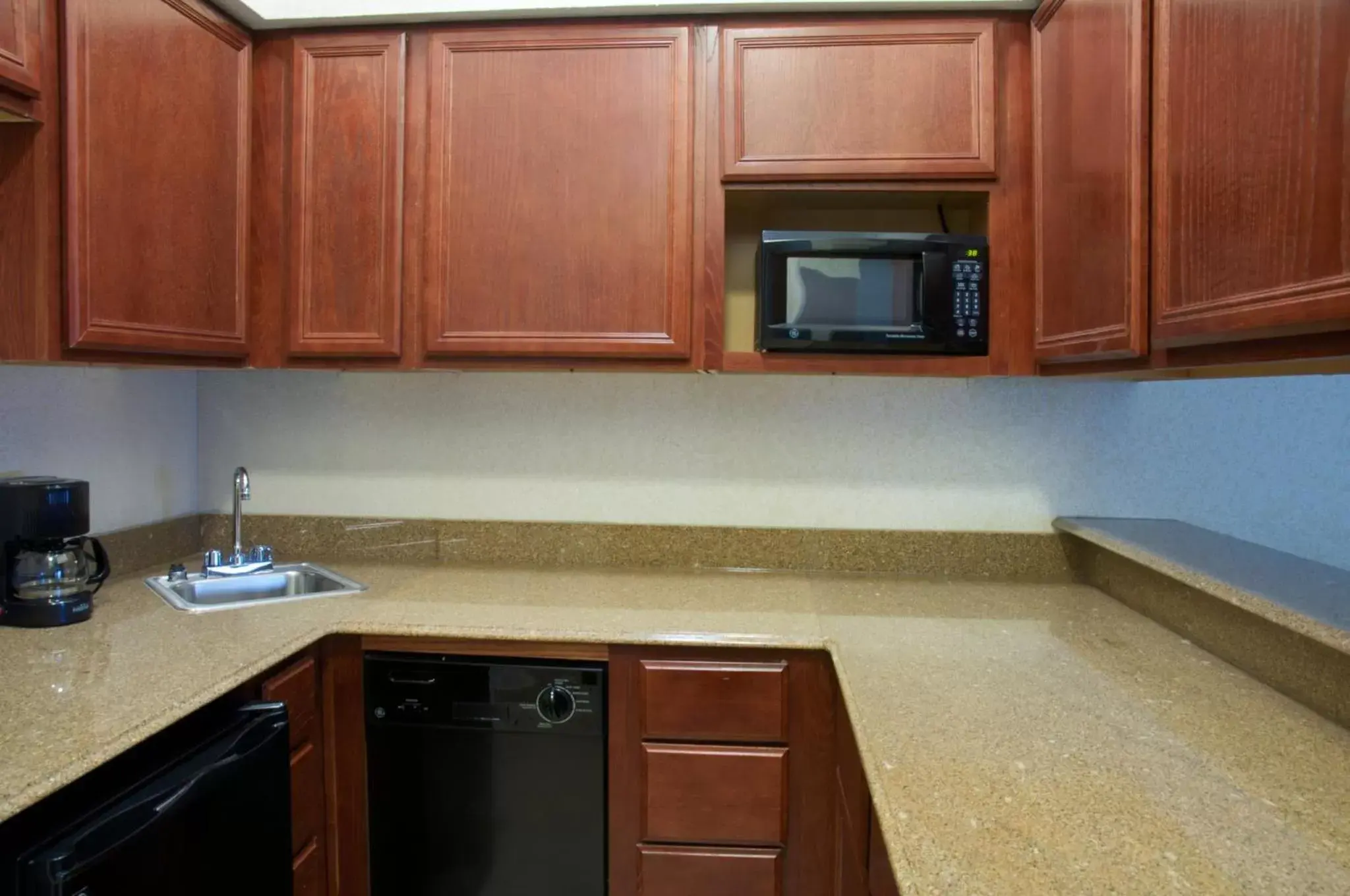 Photo of the whole room, Kitchen/Kitchenette in Holiday Inn Express Hotel & Suites Lufkin South, an IHG Hotel