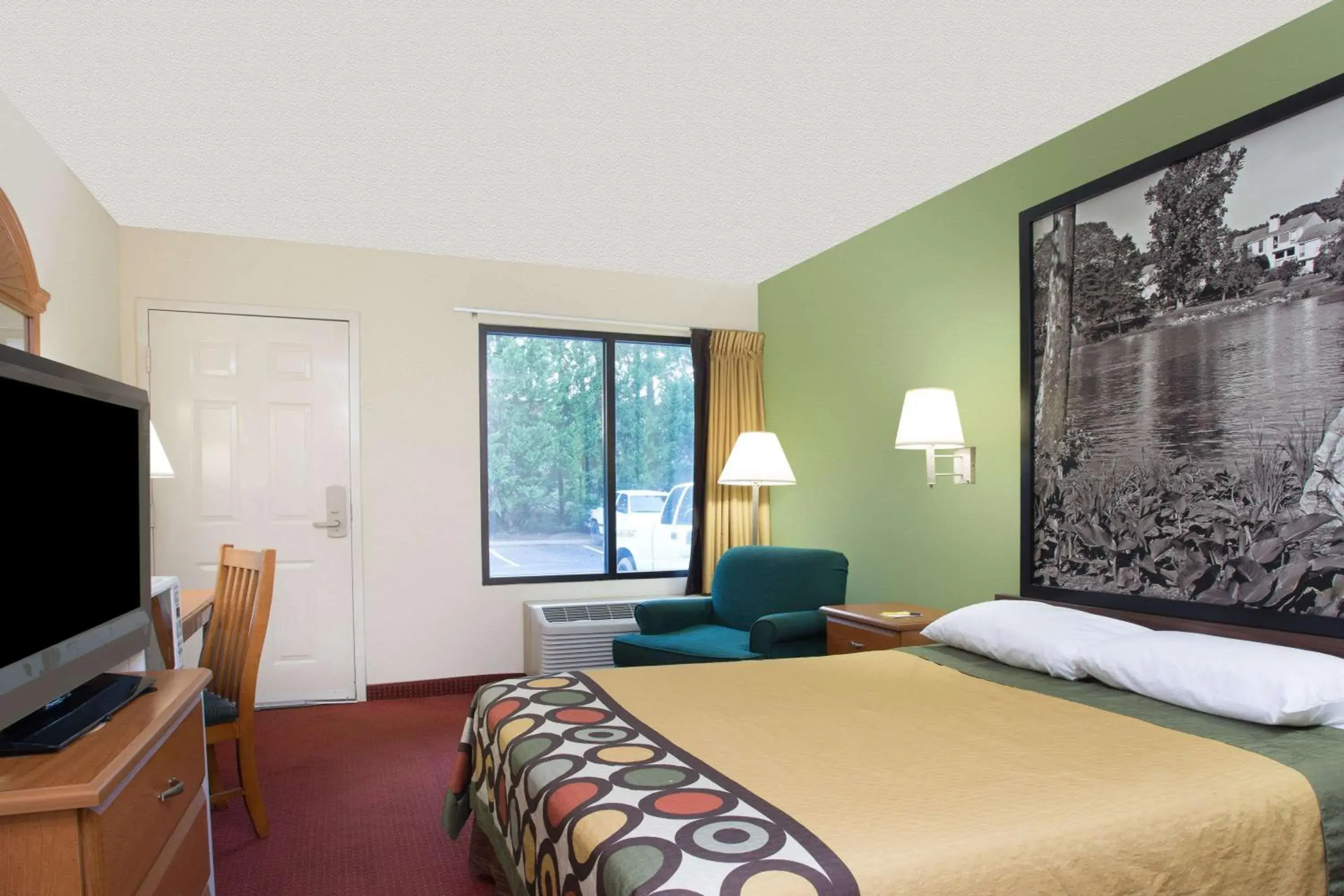 Photo of the whole room, Bed in Super 8 by Wyndham Lavonia