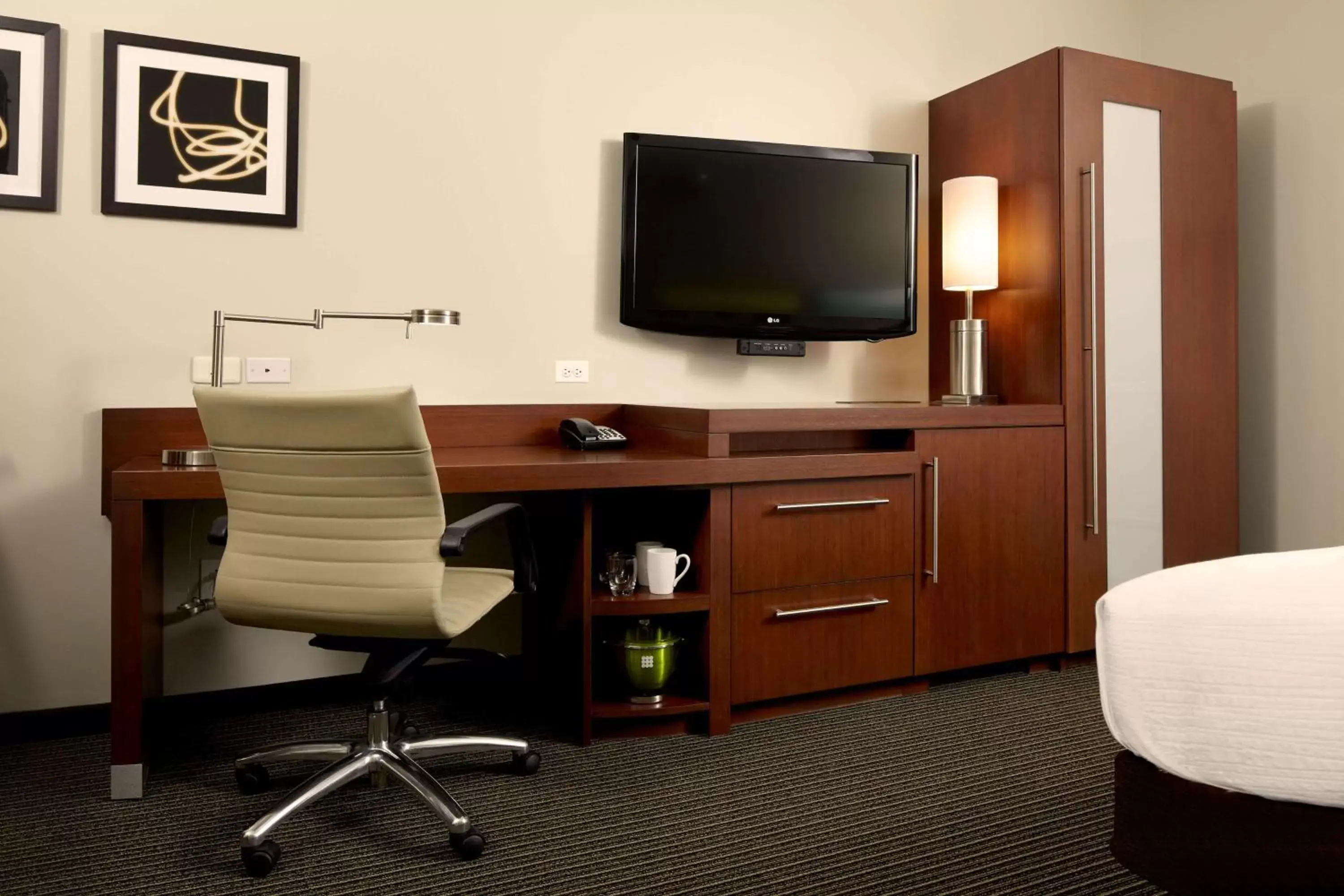 Bedroom, TV/Entertainment Center in Hyatt Place Greensboro Downtown