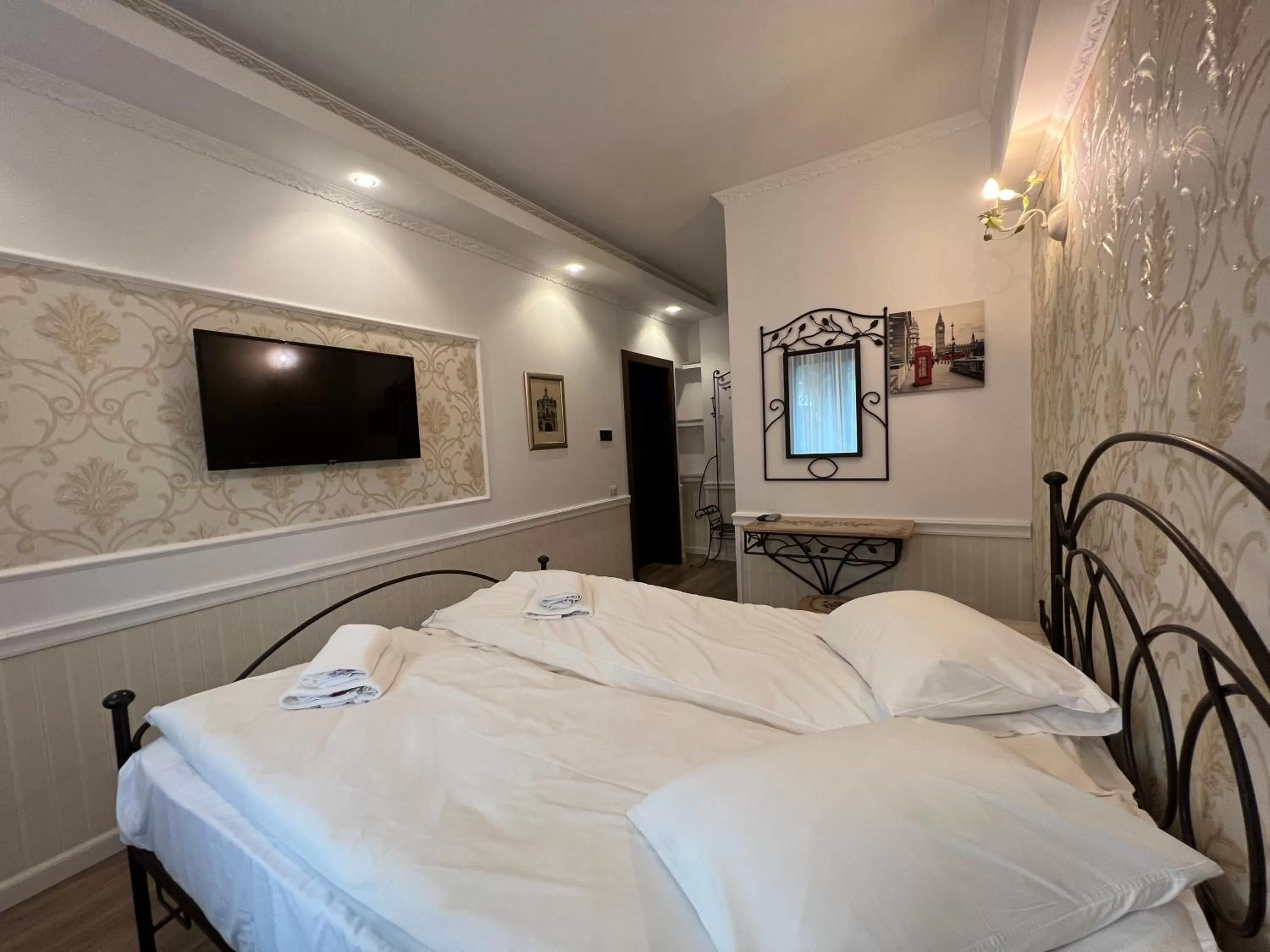TV and multimedia, Bed in Hotel Boutique Cathedral Plaza Residences room for rent downtown