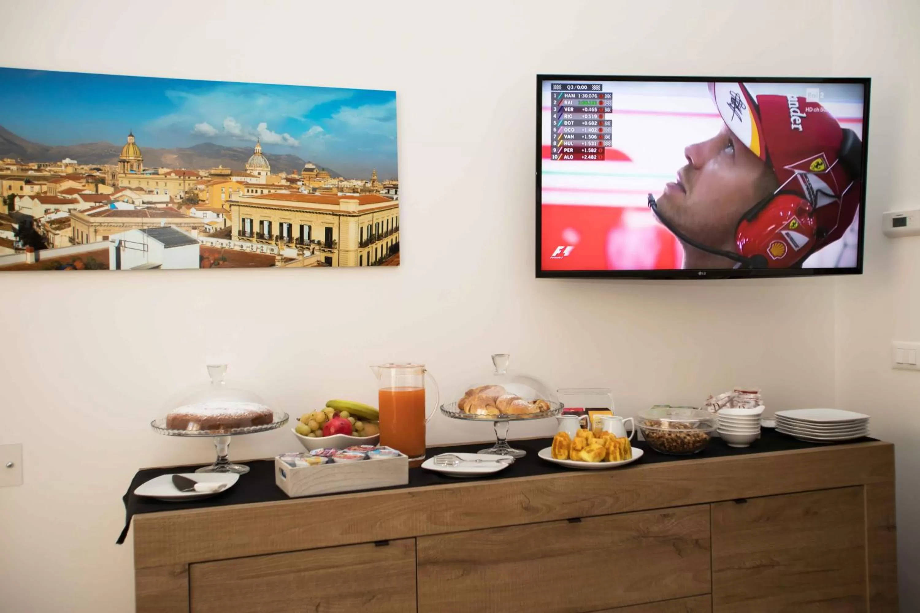 Buffet breakfast in Le Quattro Stagioni - Rooms & Suites