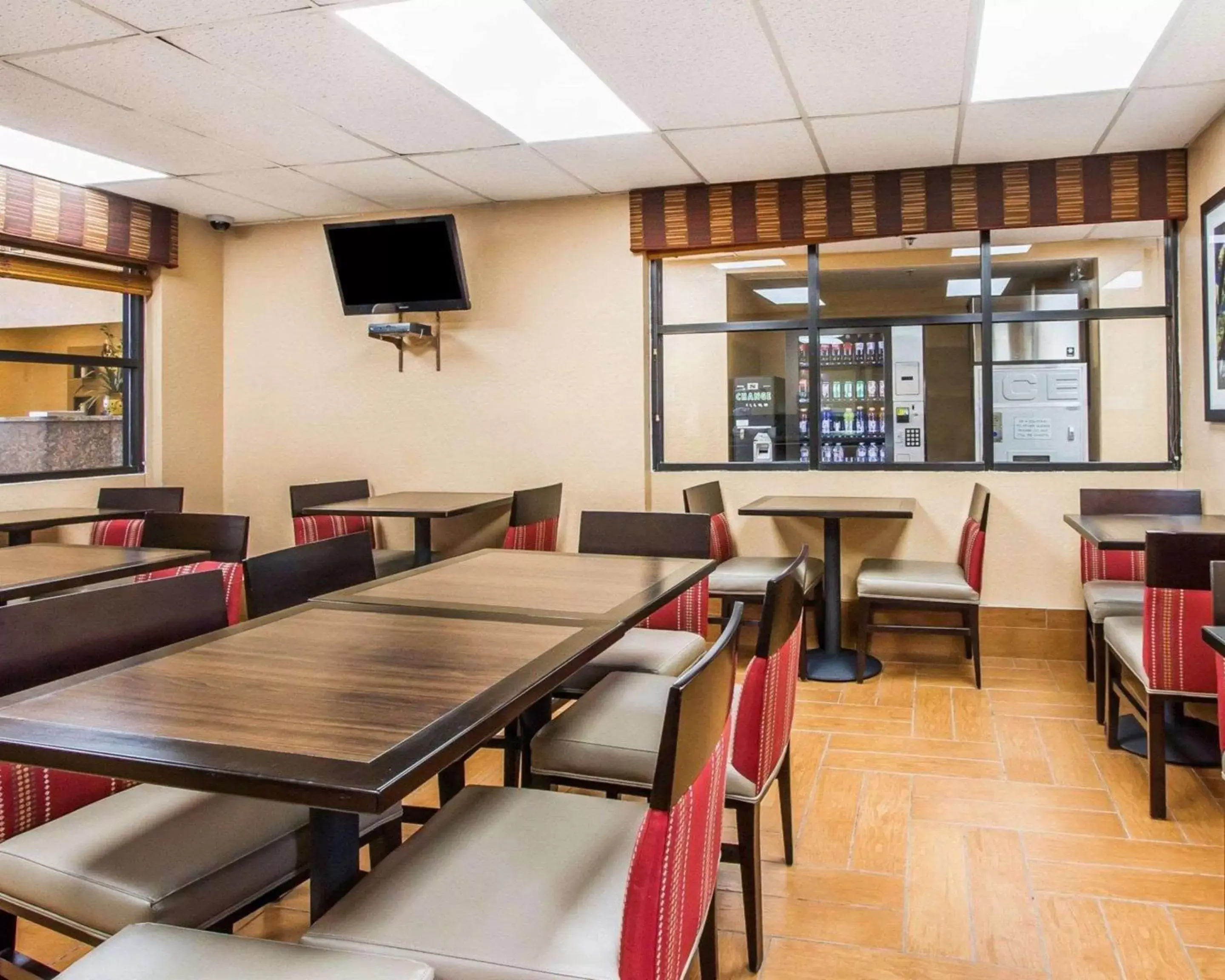 Restaurant/places to eat, Lounge/Bar in Comfort Inn Near Grand Canyon