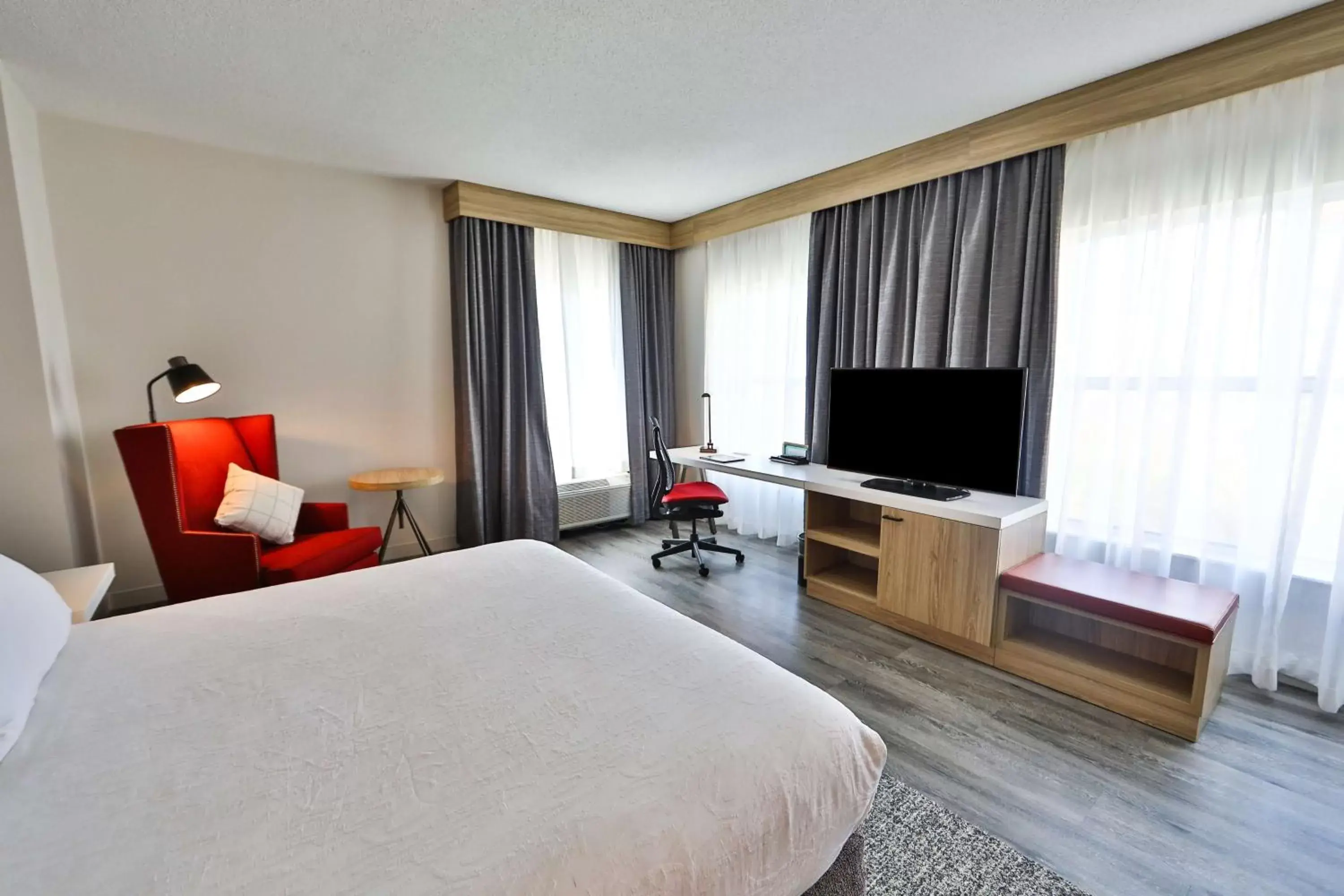 Bedroom, TV/Entertainment Center in Hilton Garden Inn Savannah Historic District