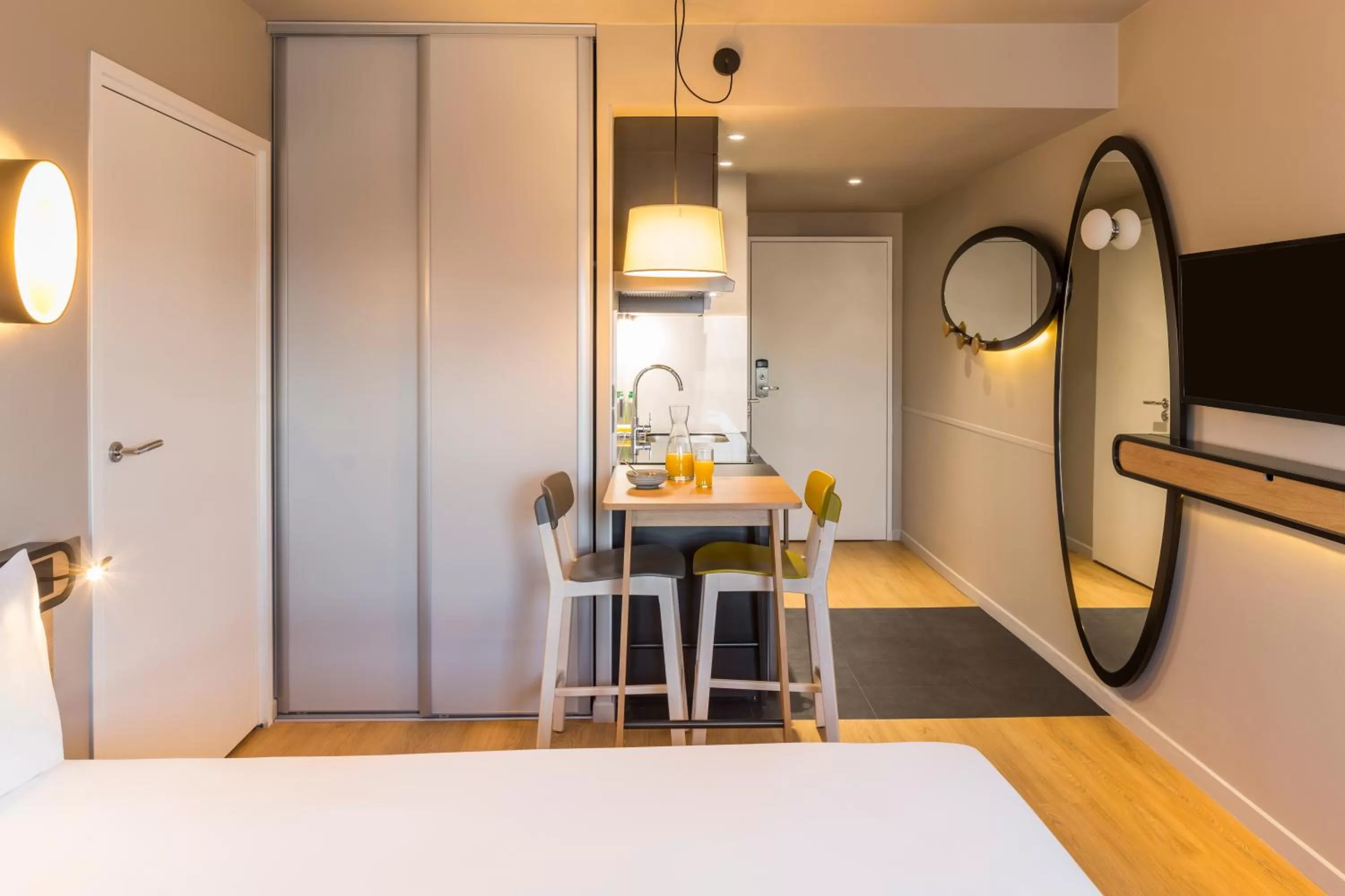 Kitchen or kitchenette, Bed in Aparthotel Adagio access Montpellier Centre