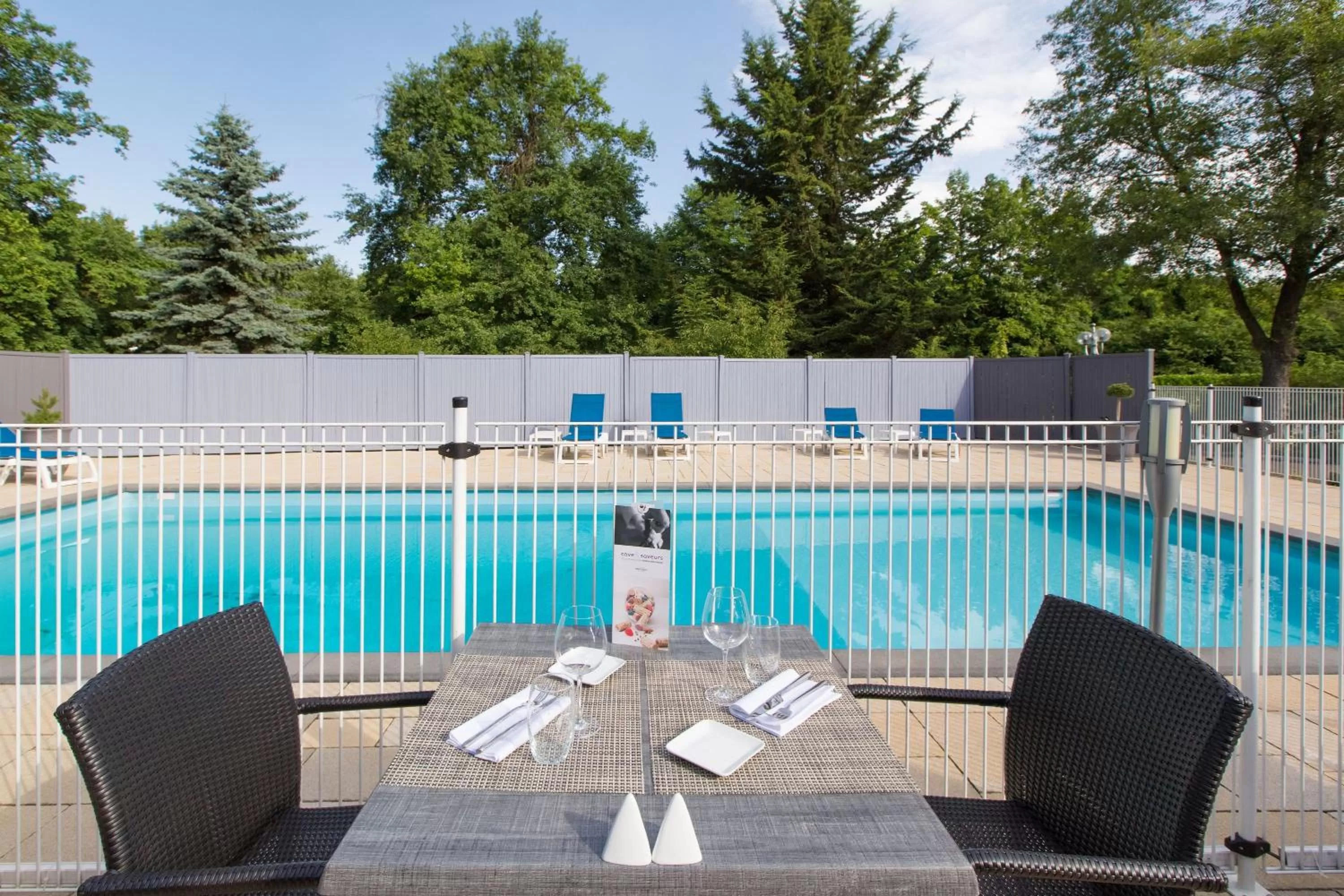 Swimming pool in Mercure Strasbourg Aéroport