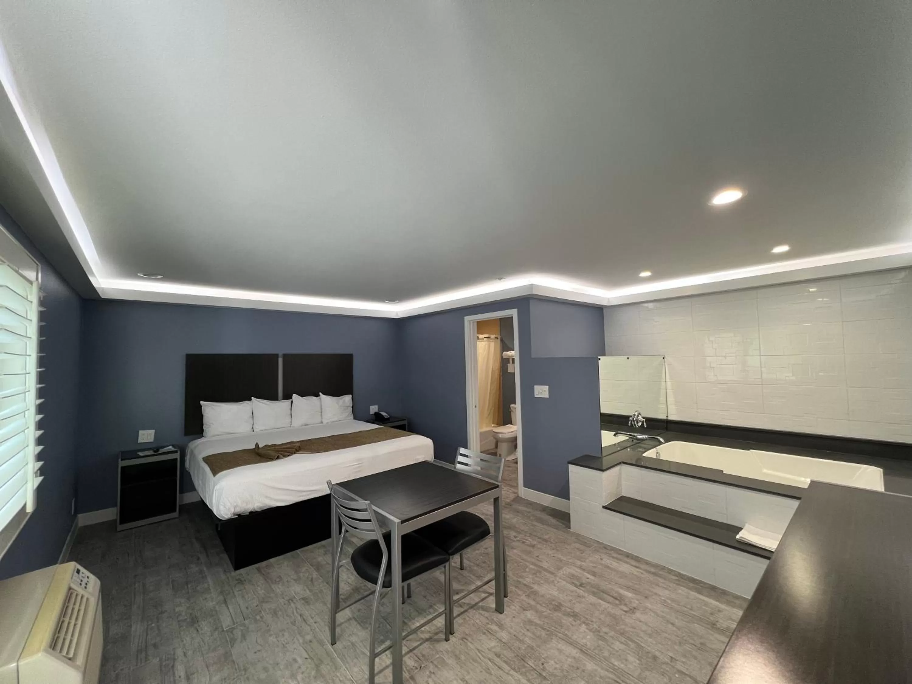 Photo of the whole room, Bed in Deluxe Inn Hawthorne/ LAX