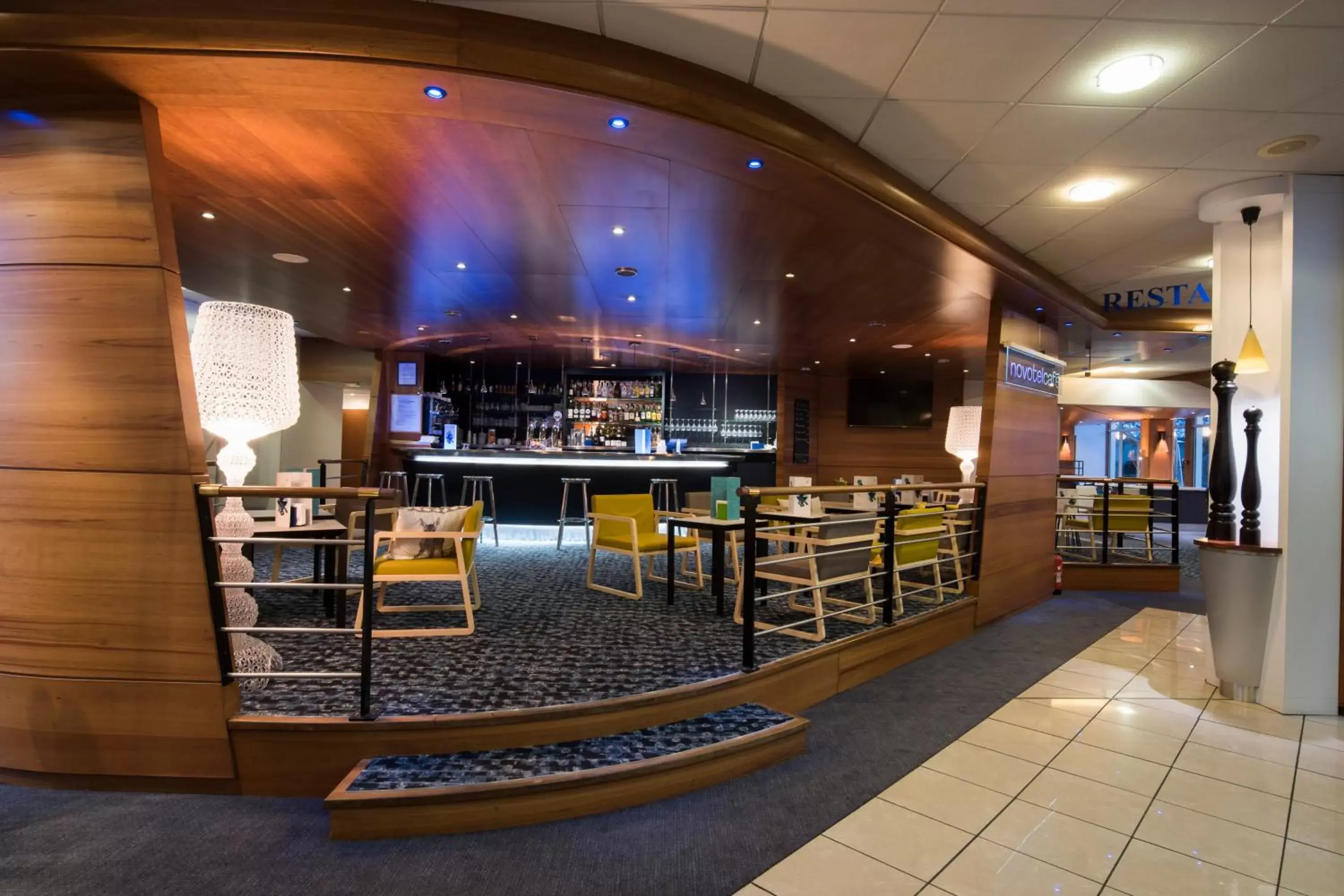 Lounge or bar in Novotel Chartres