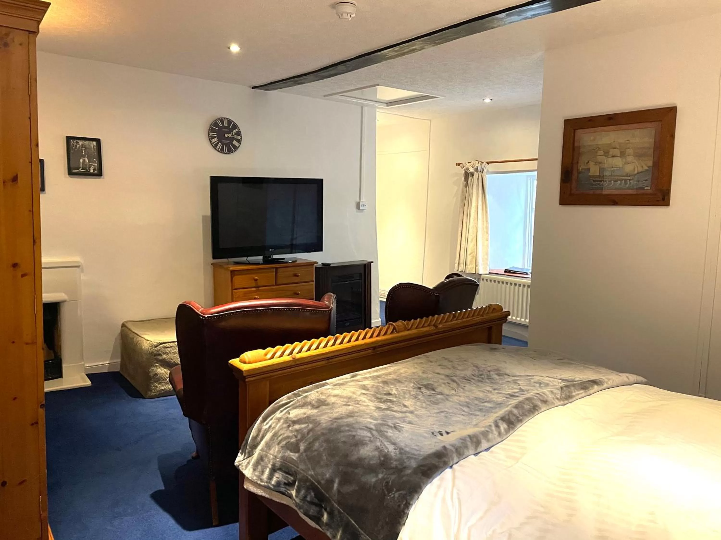Bedroom, TV/Entertainment Center in The Angel Inn