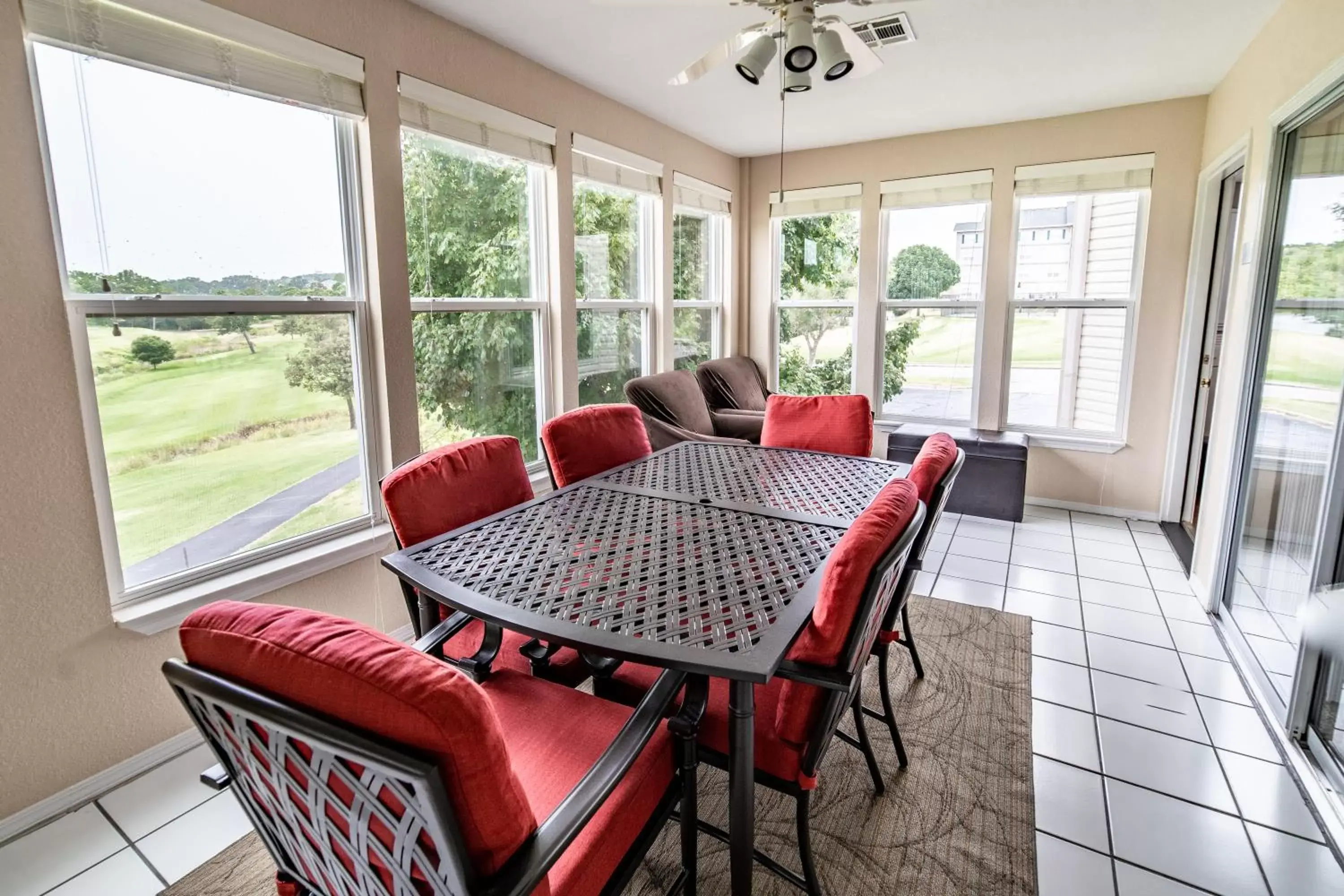 Seating area, Dining Area in Thousand Hills Golf Resort