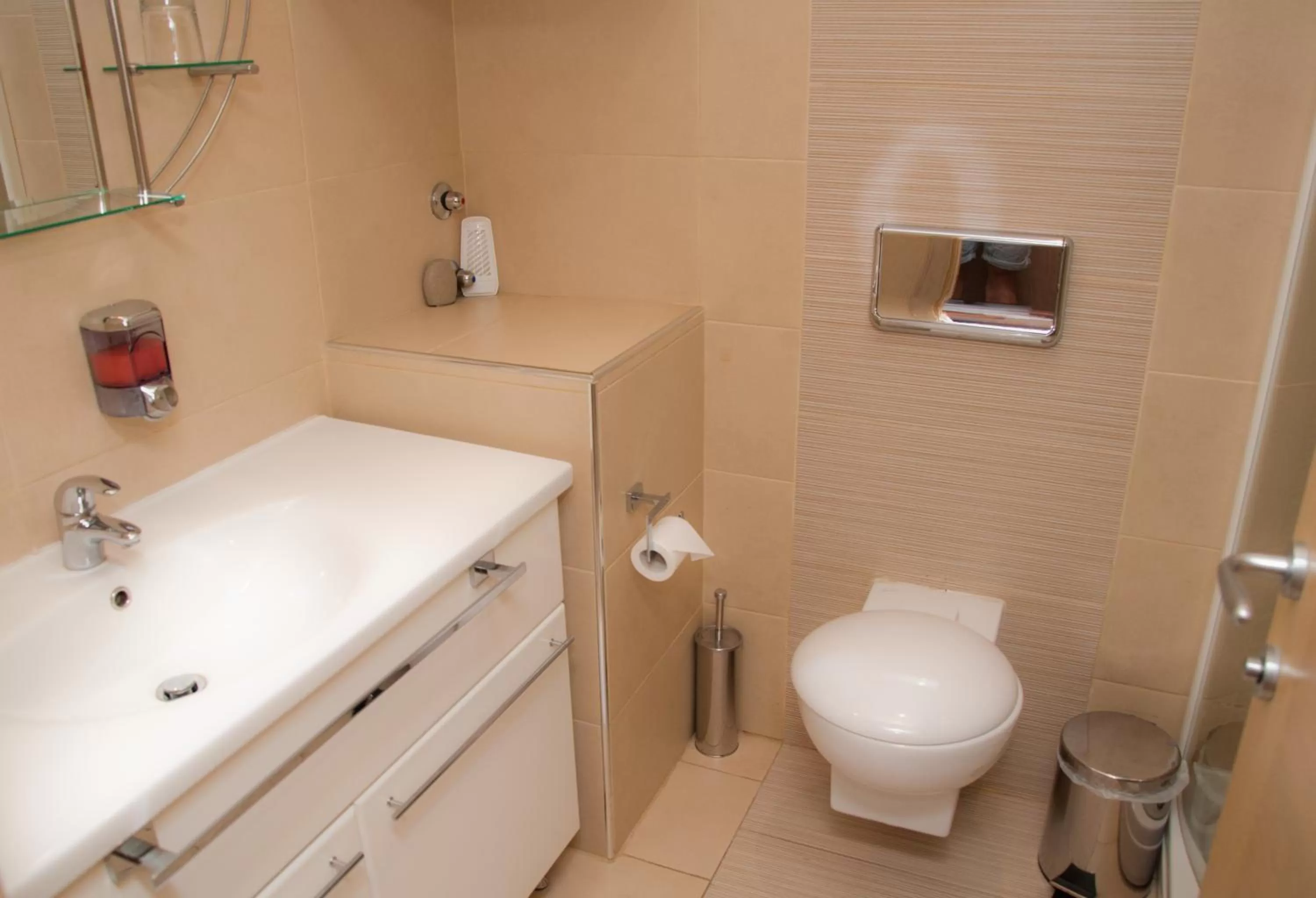 Toilet in Garni Hotel Vigor - EV station