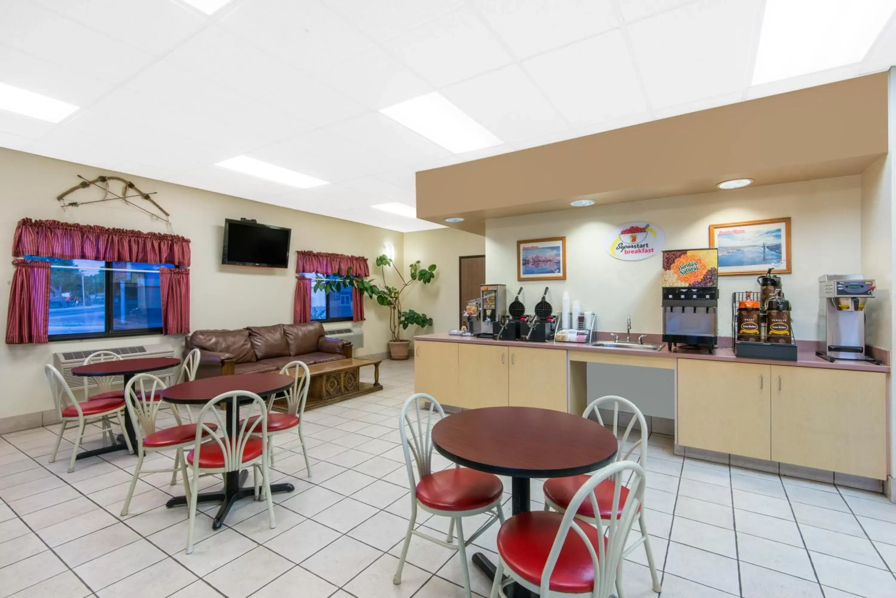 Lobby or reception, Restaurant/Places to Eat in Super 8 by Wyndham Santa Rosa