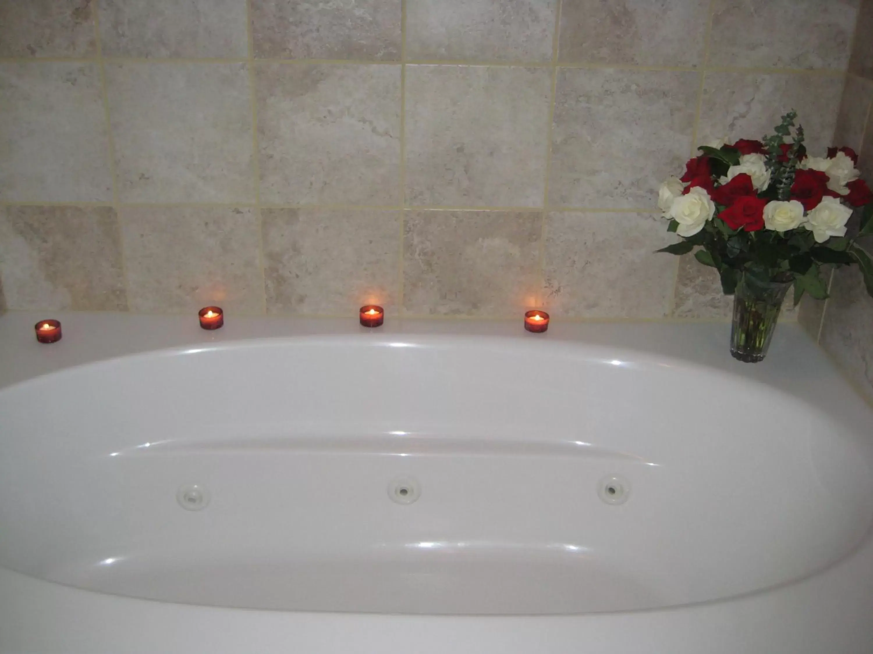 Hot Tub, Bathroom in Granite Hills Inn