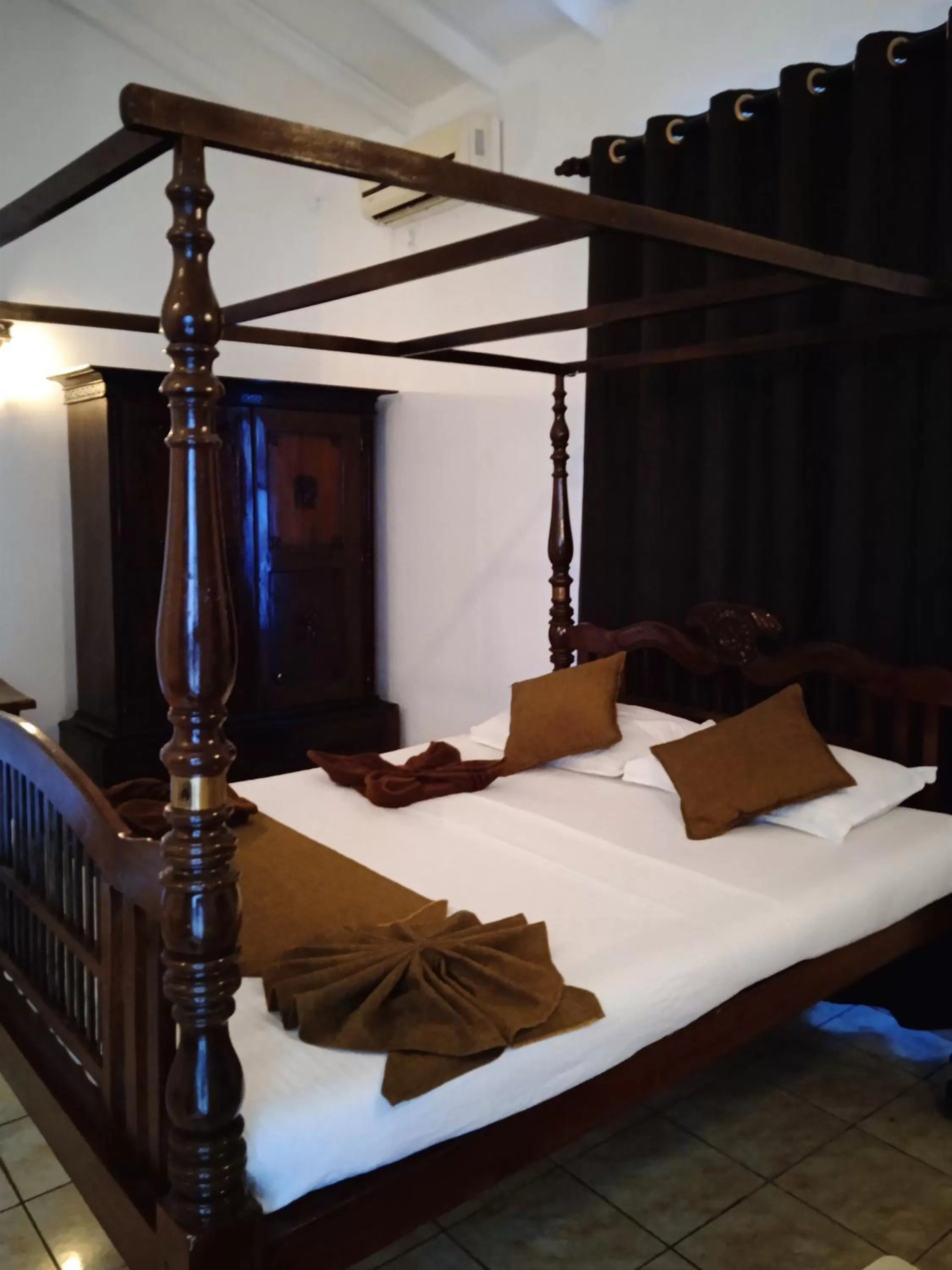 Deluxe Triple Room in The Empyrean Airport Transit Hotel- 5 Mins from the Airport, Free Airport Pick or Drop, 24 Hr Front Desk