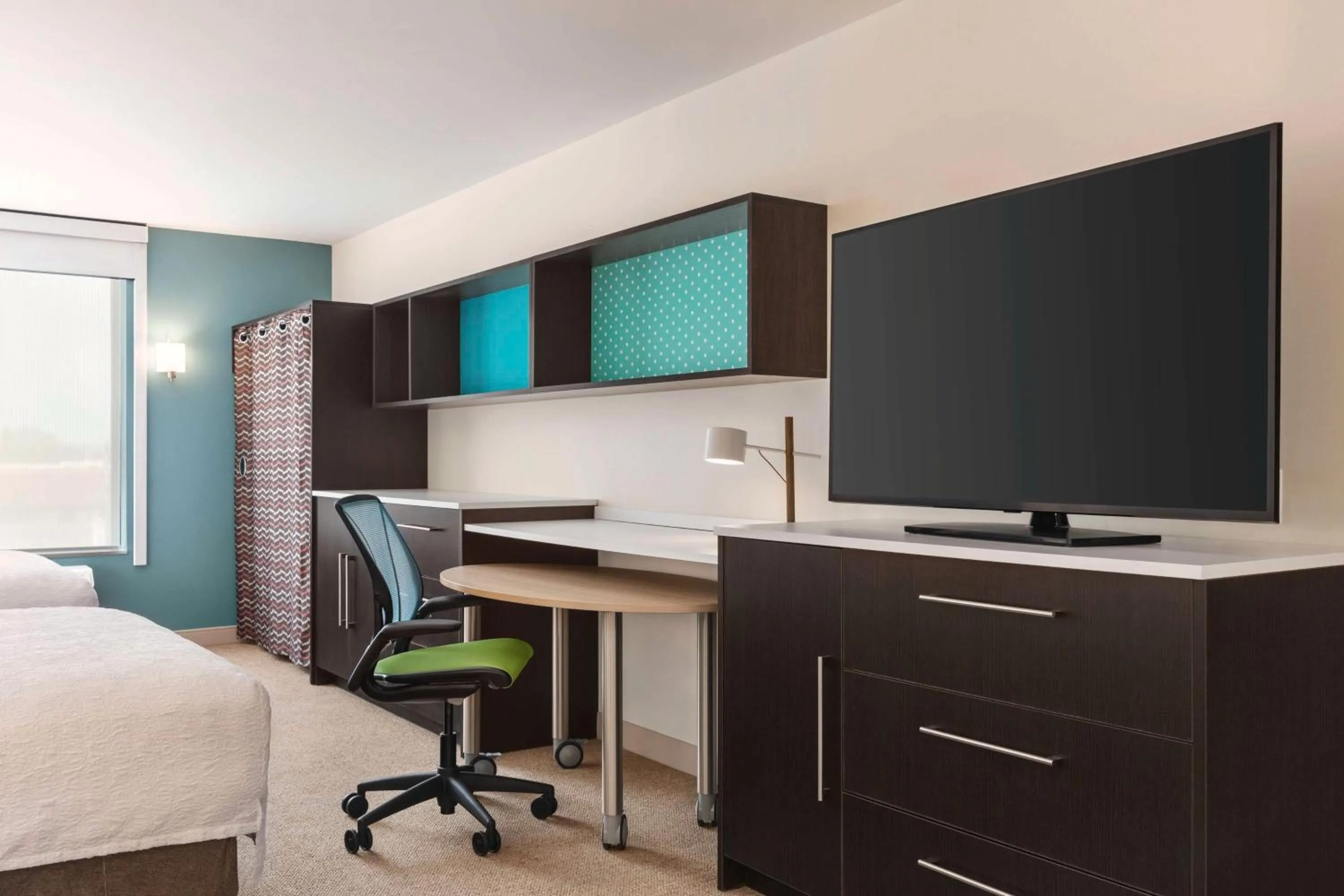 Bedroom, Bed in Home2 Suites By Hilton Milwaukee West