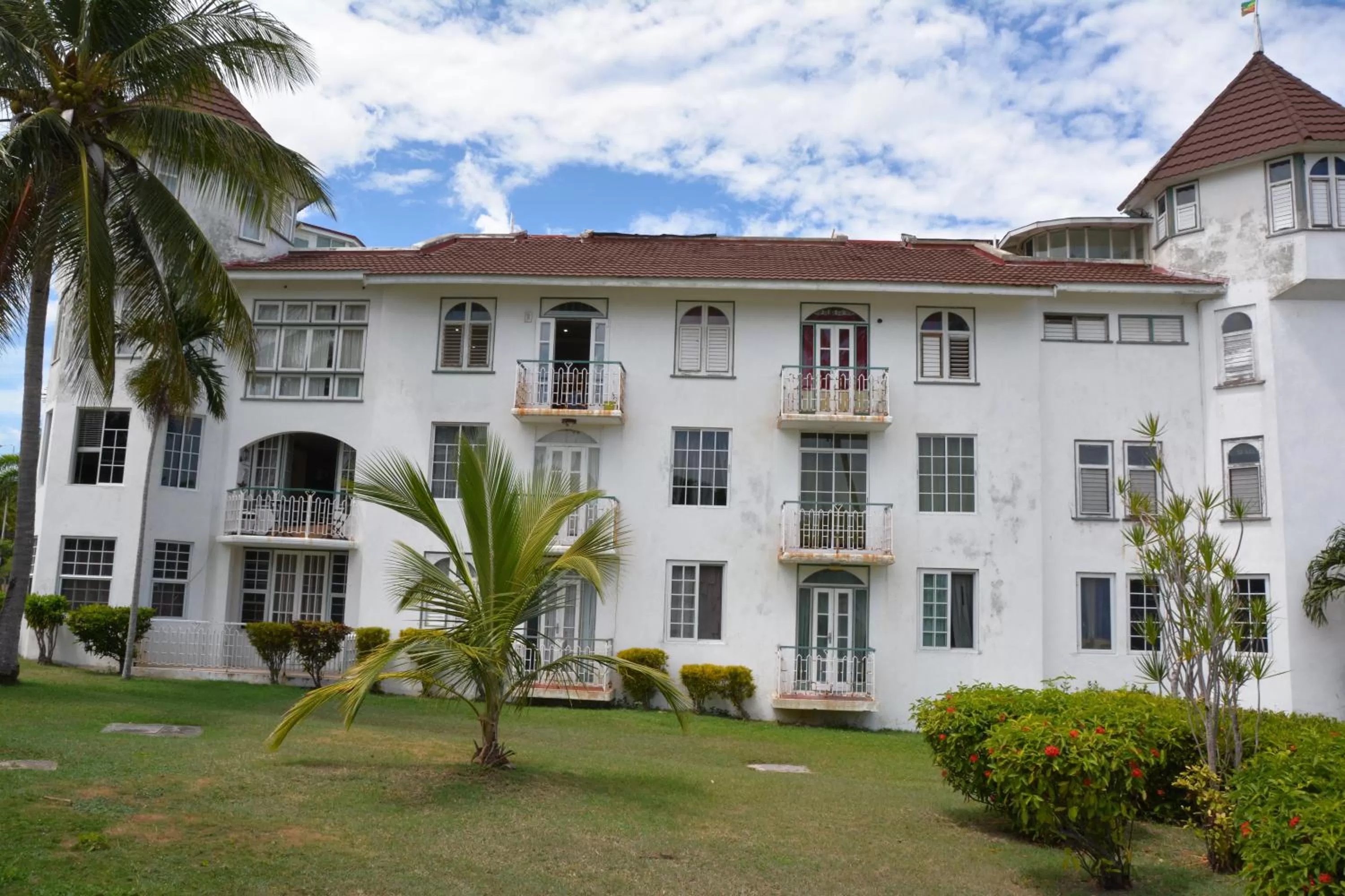 Property building in Seacastles by the beach/pool