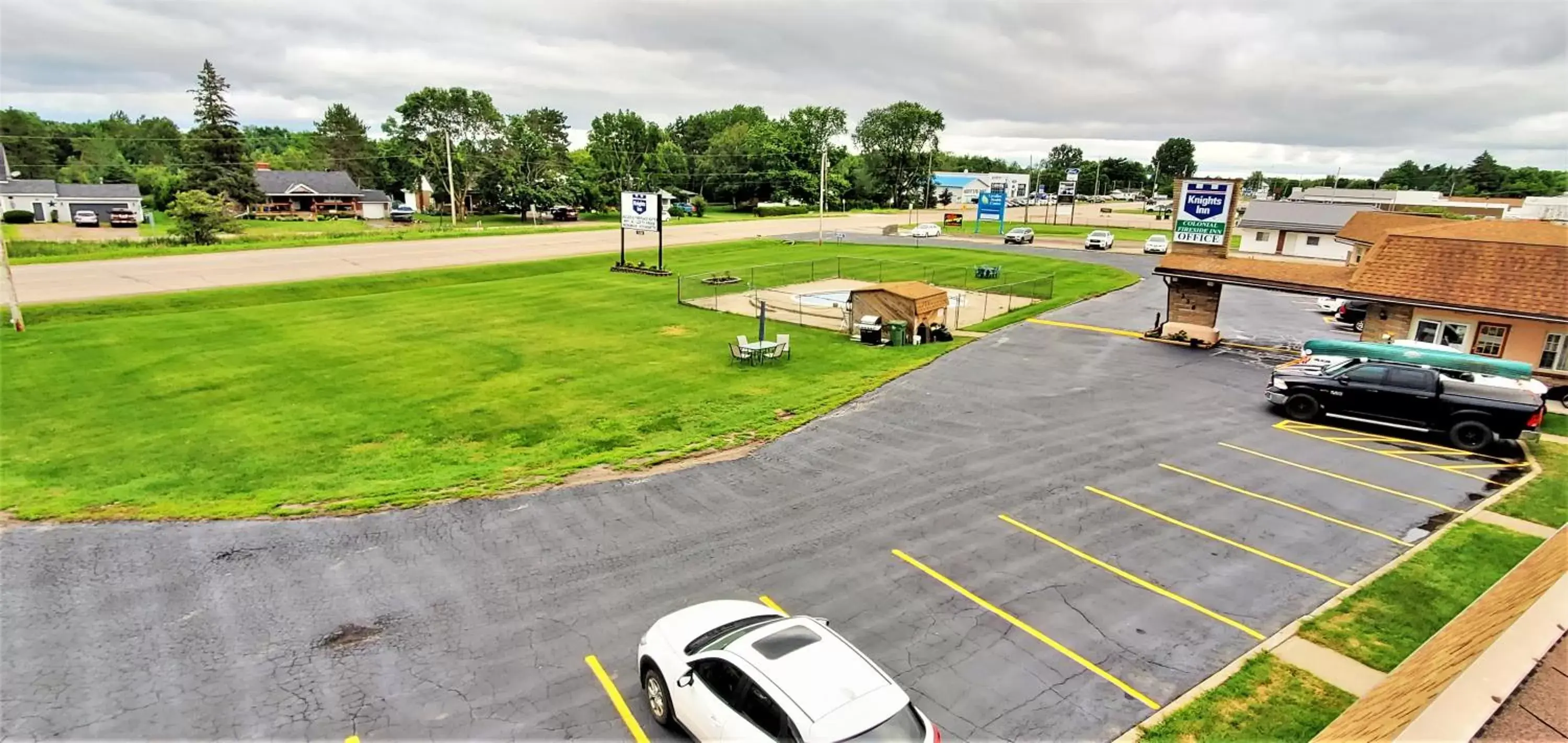 Property building in Knights Inn Colonial Fireside Inn Property building in Knights Inn Colonial Fireside Inn