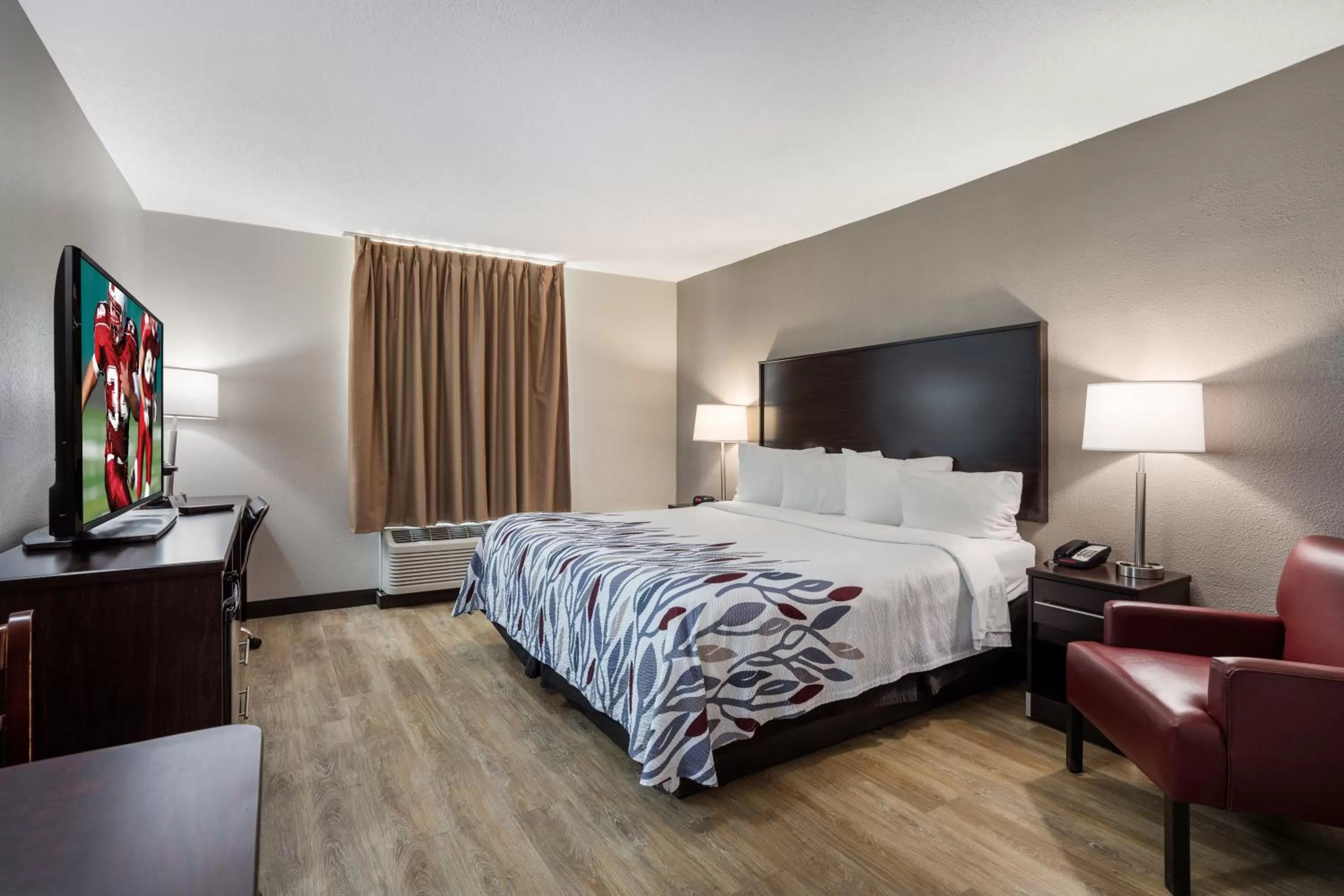 Photo of the whole room, Bed in Red Roof Inn & Suites Jacksonville, NC