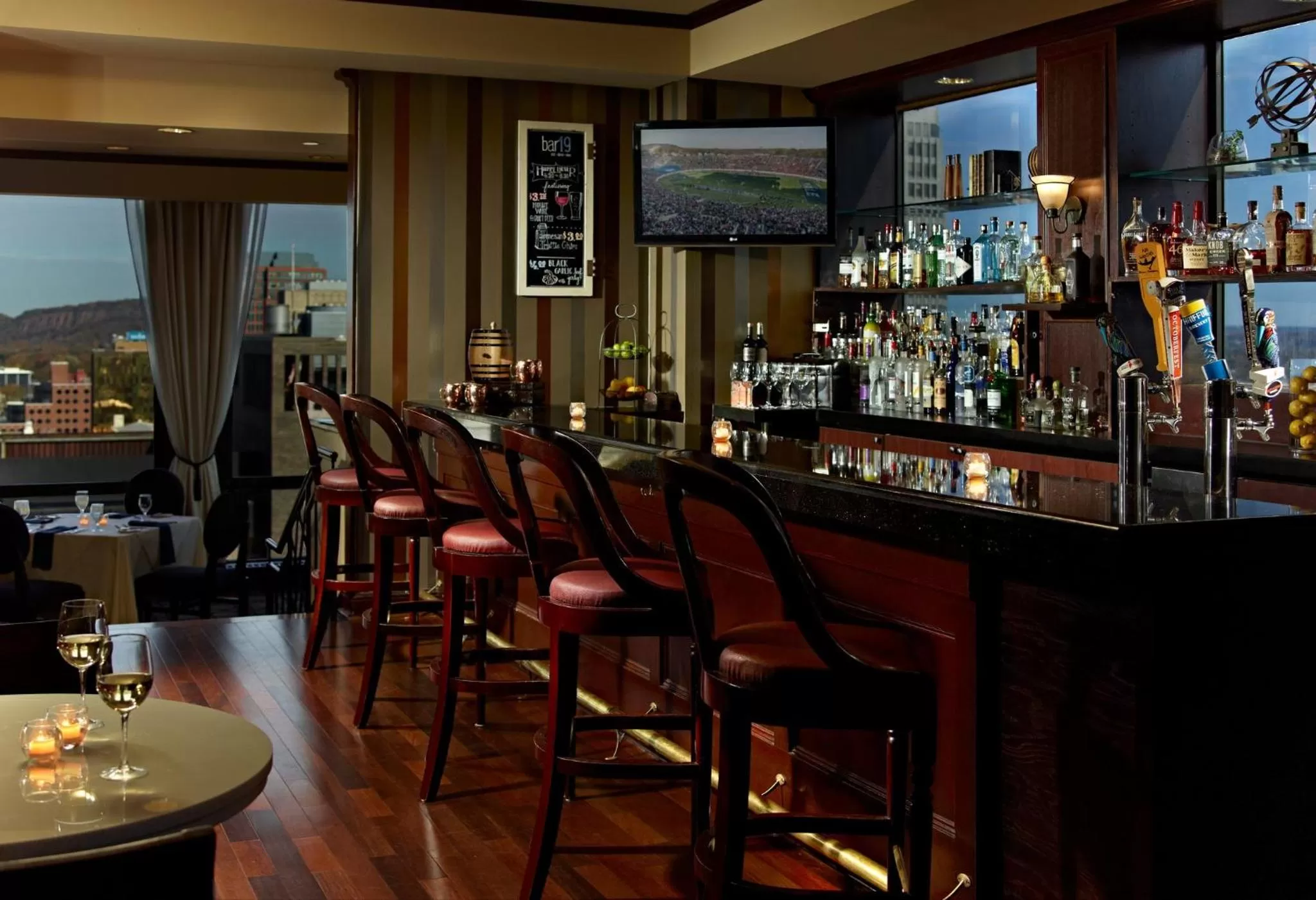 Lounge or bar in Omni New Haven Hotel at Yale