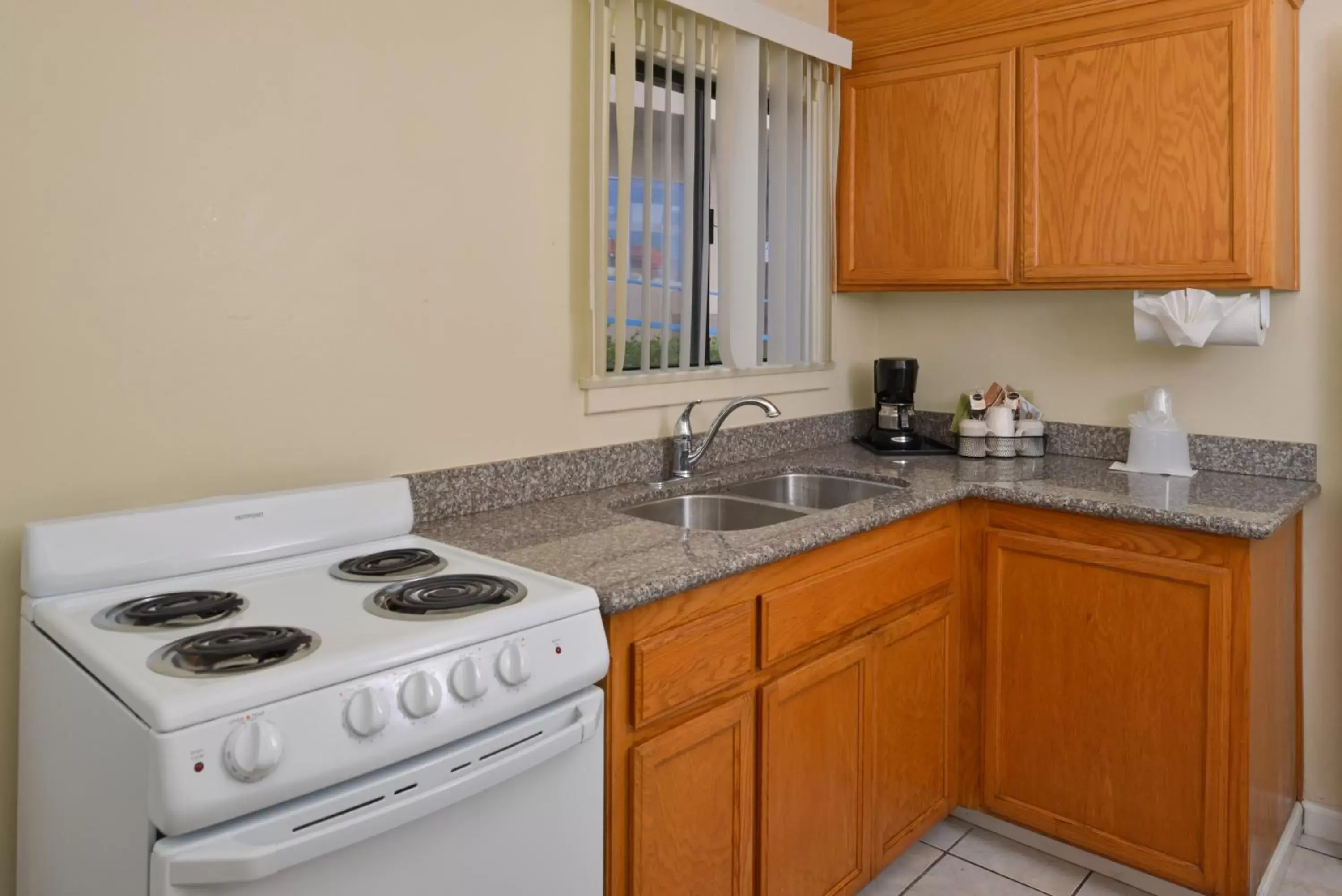 Coffee/tea facilities, Kitchen/Kitchenette in Edgewater Inn and Suites