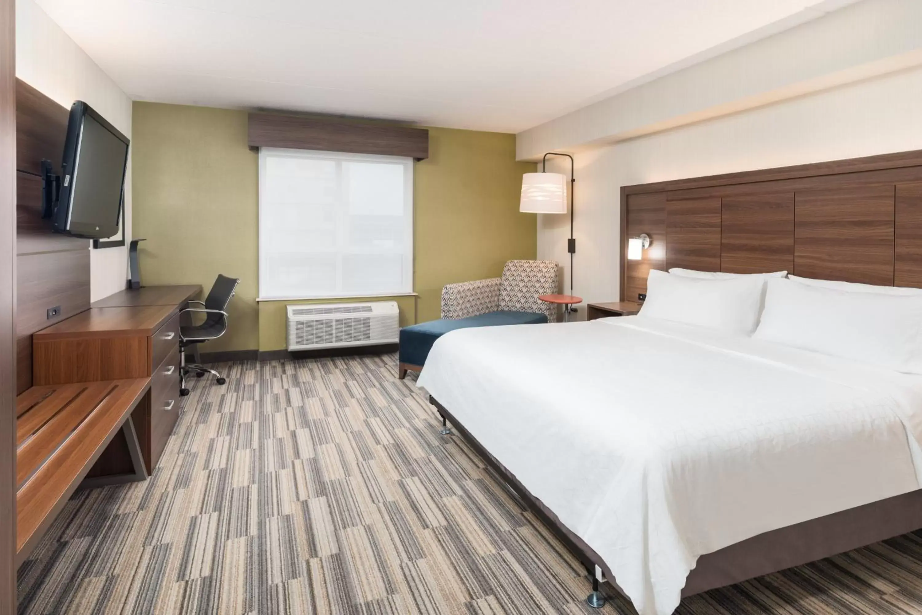 Photo of the whole room, Bed in Holiday Inn Express Hotel & Suites Milton, an IHG Hotel