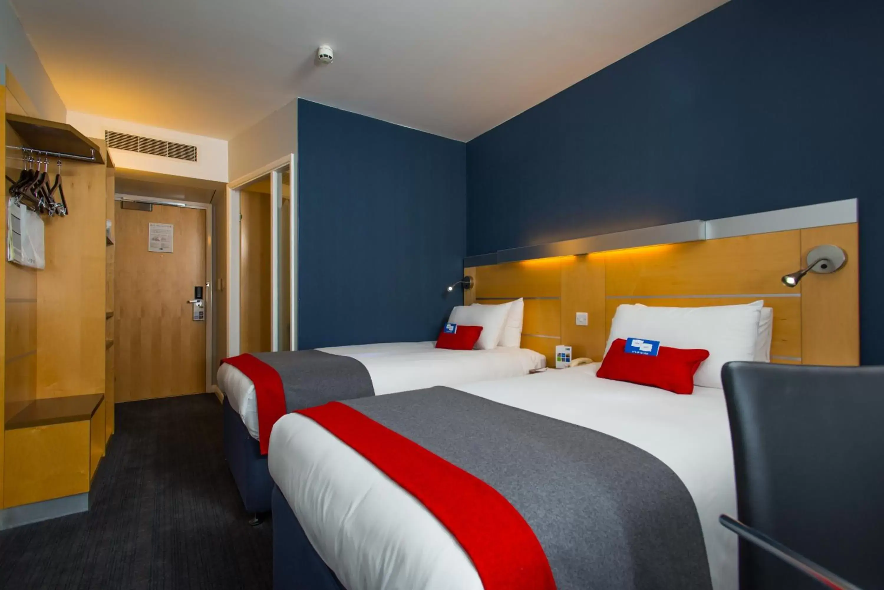 Photo of the whole room, Bed in Holiday Inn Express Bedford, an IHG Hotel