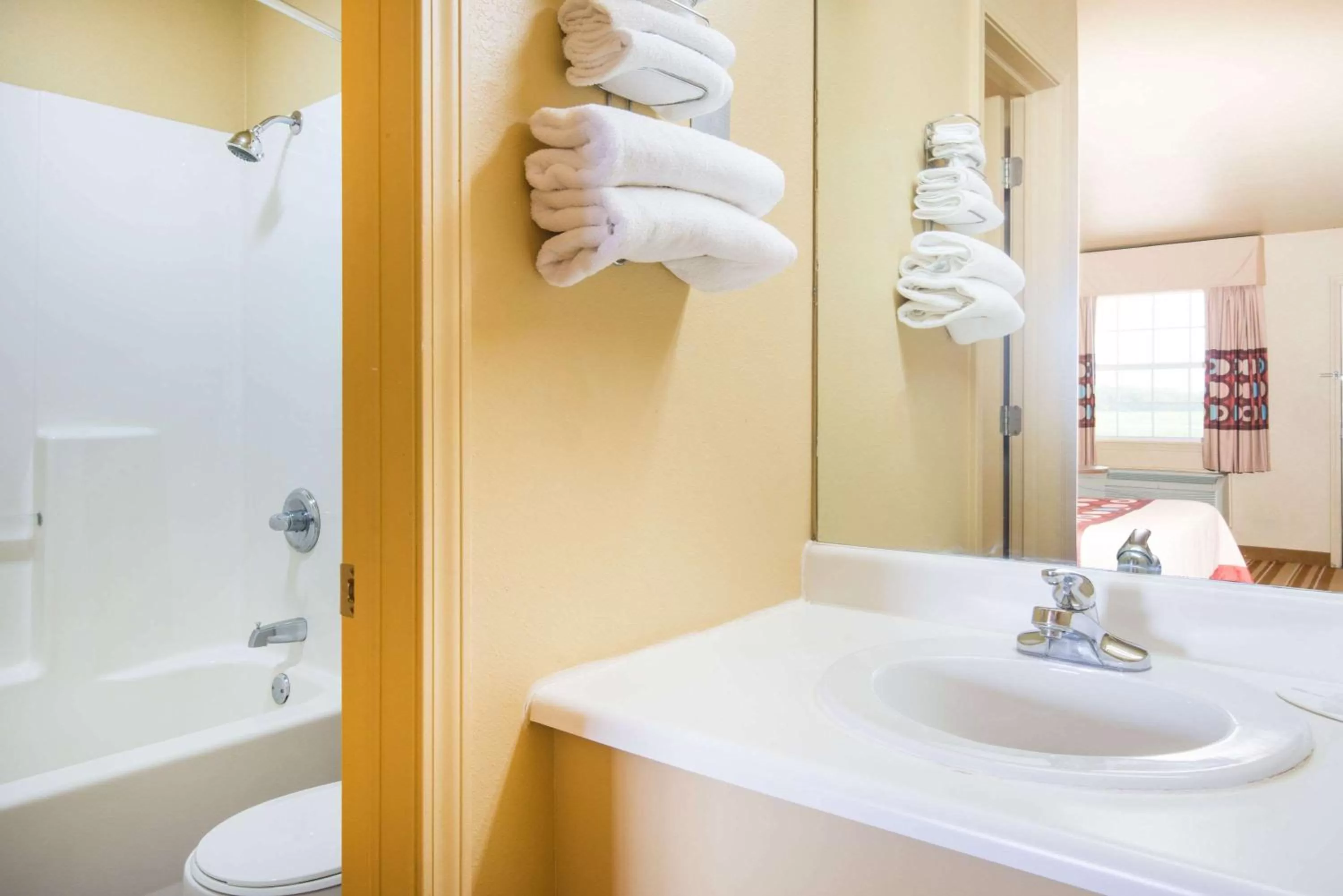 Photo of the whole room in Super 8 by Wyndham Big Cabin/Vinita Area