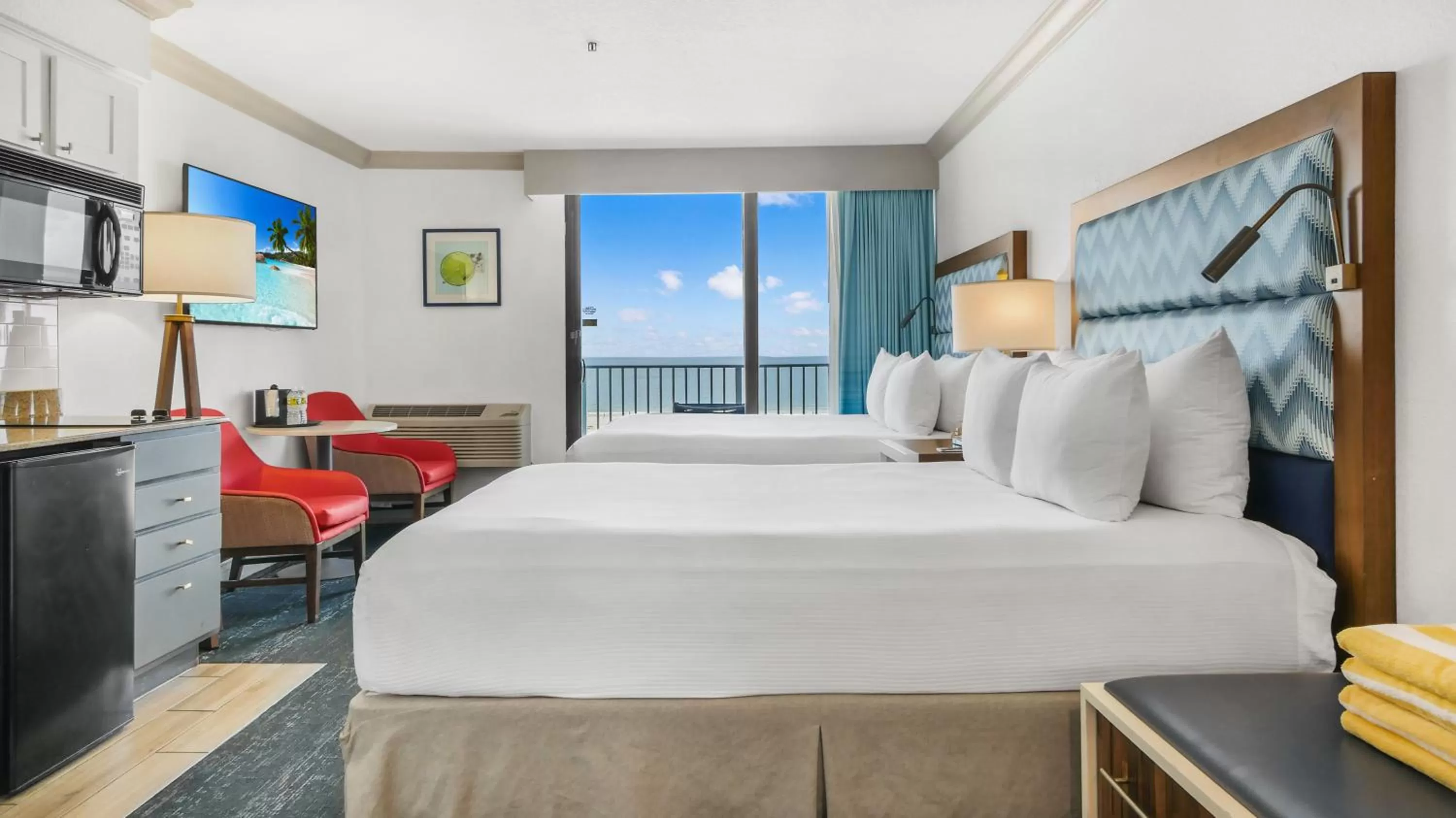 Kitchen or kitchenette, Bed in Bilmar Beach Resort