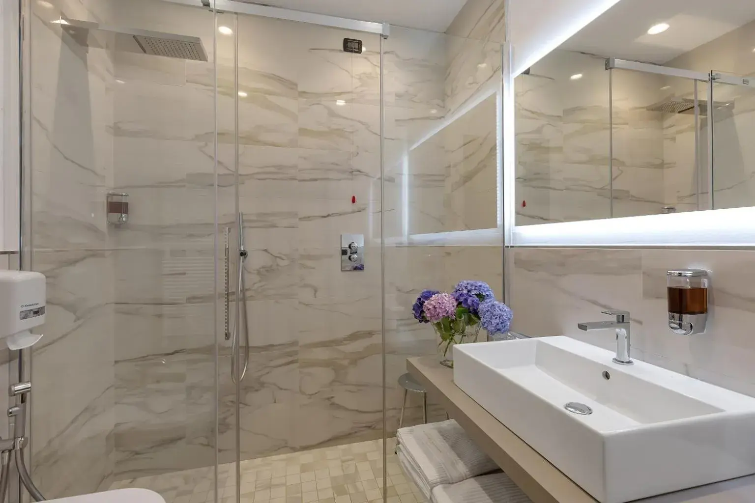 Shower, Bathroom in Hotel Ancora