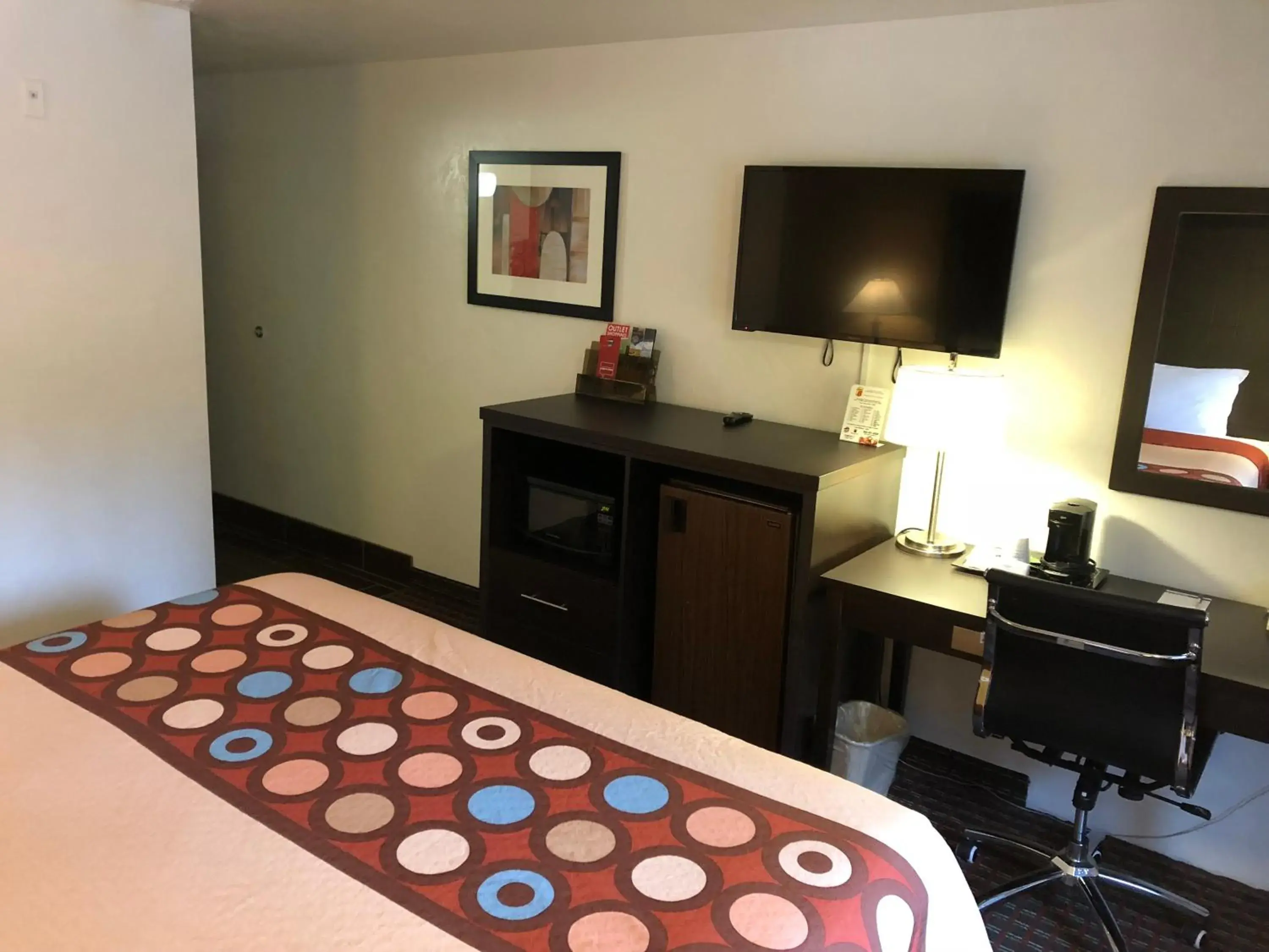 Bedroom, TV/Entertainment Center in Super 8 by Wyndham Lacey Olympia Area