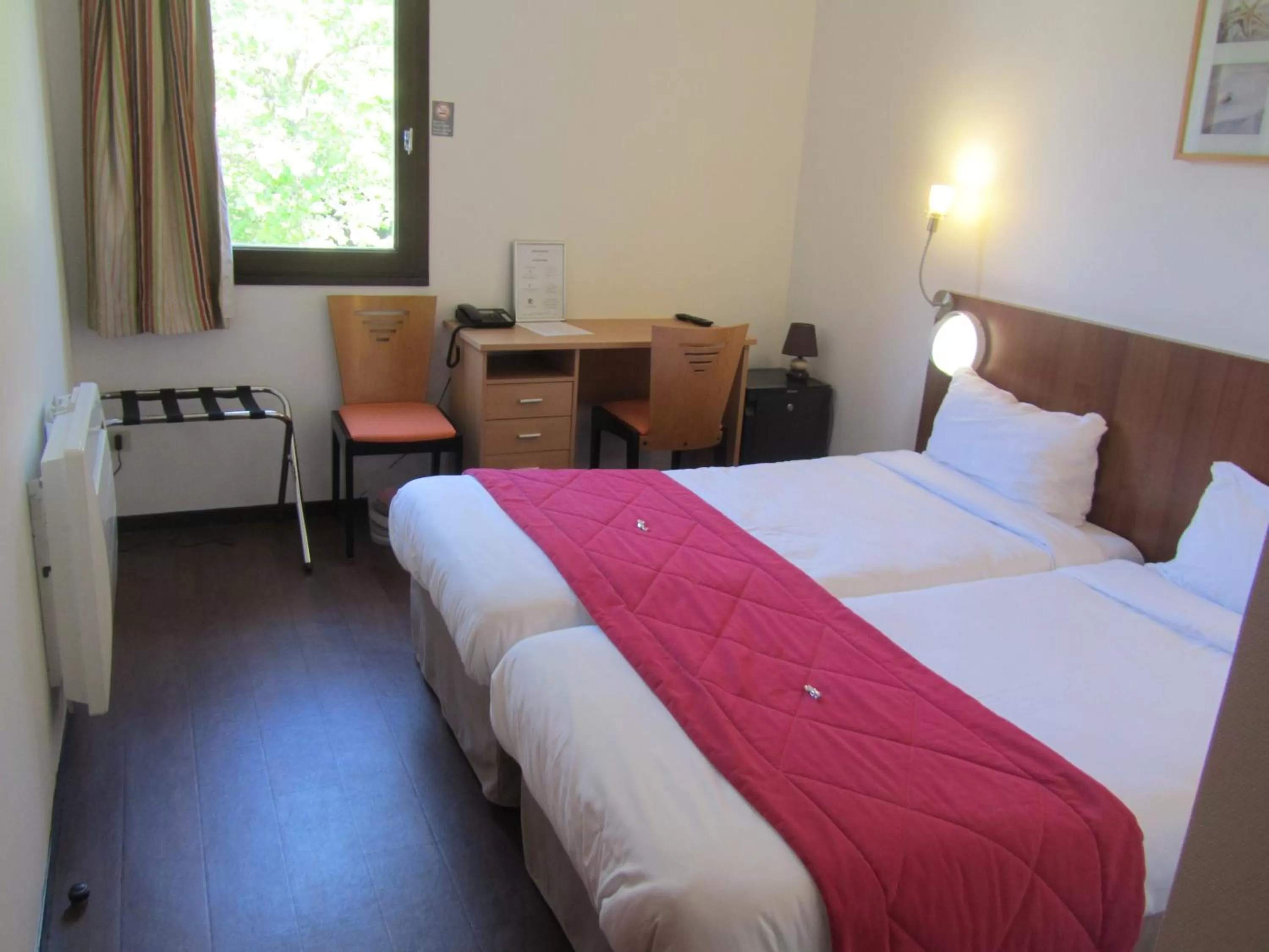 Photo of the whole room, Bed in Hôtel - Restaurant Le Saint Joseph