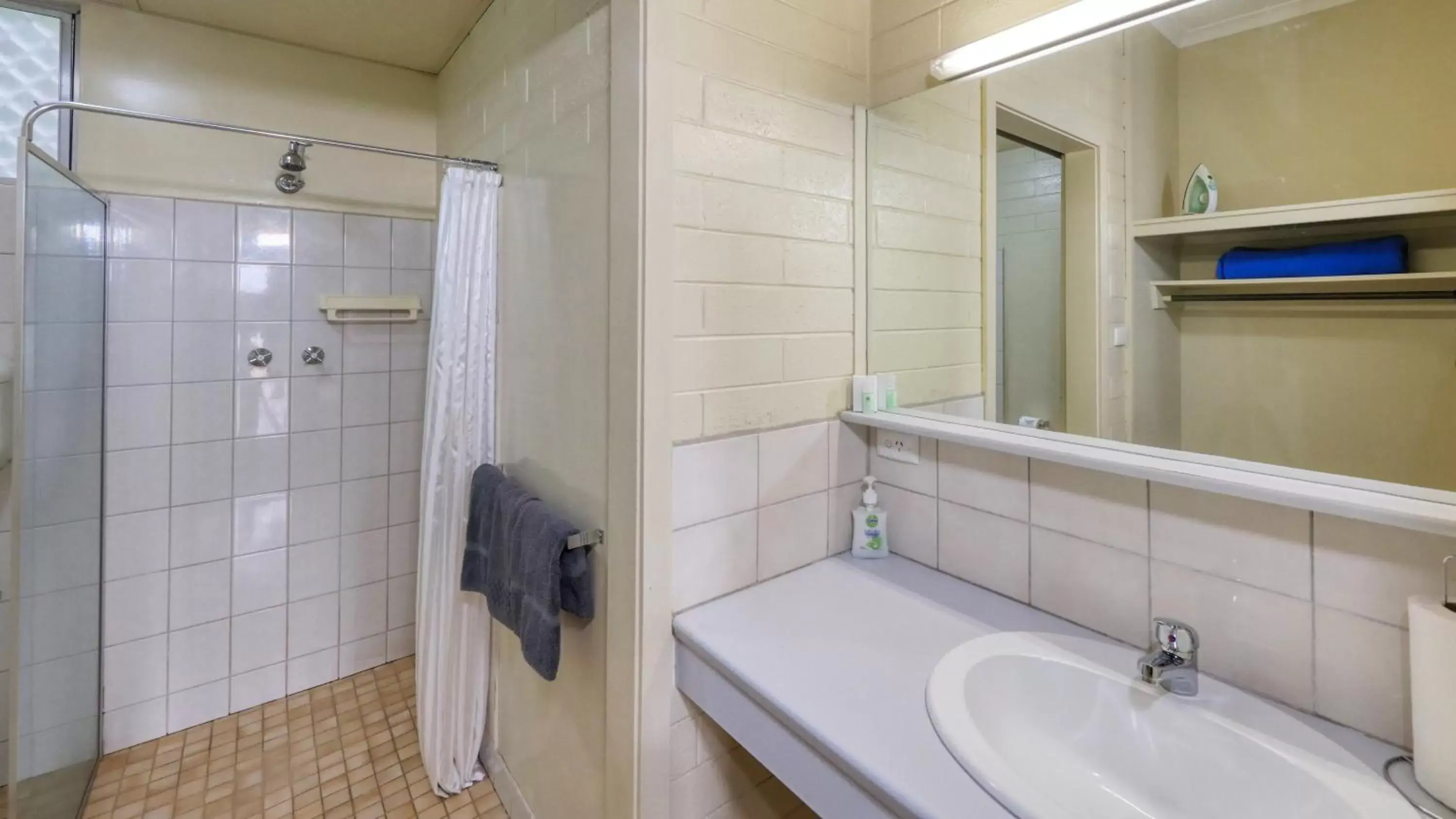 Shower, Bathroom in Oasis Motor Inn