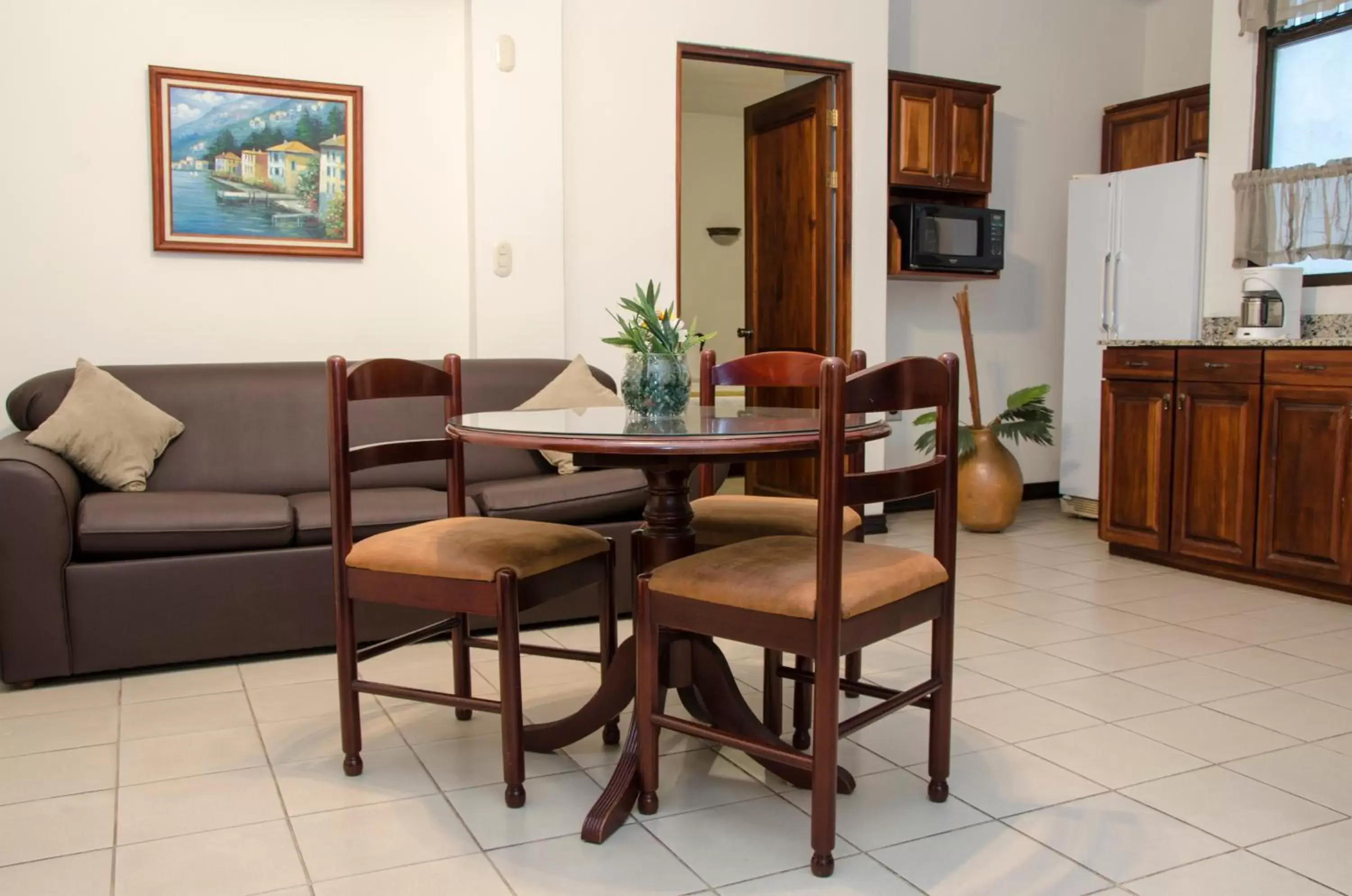 Dining area, Lounge/Bar in Hotel Plaza Real Suites & Apartments San Jose