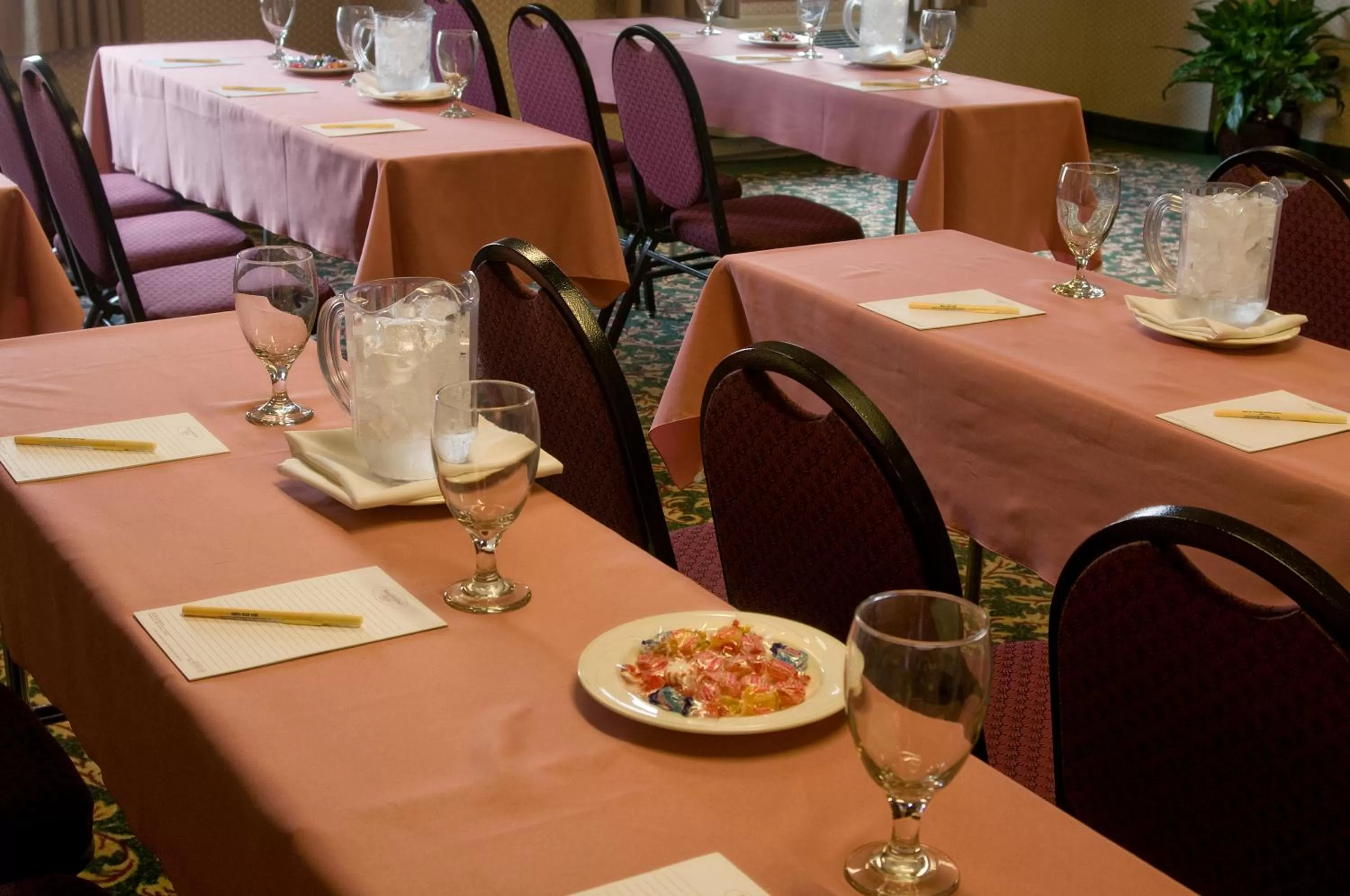 Restaurant/places to eat in Meadowlands Plaza Hotel