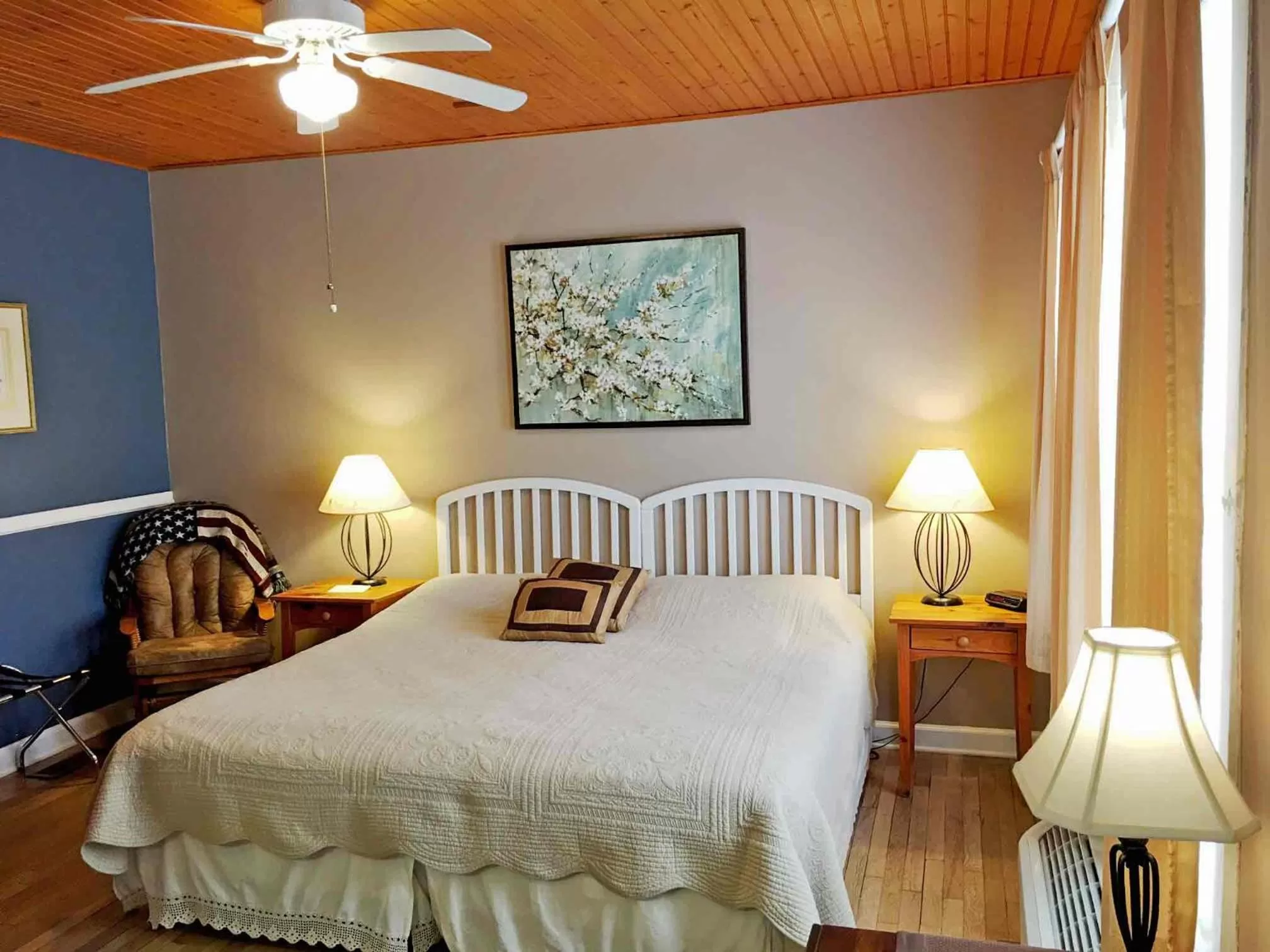 Bedroom, Bed in Highland Lake Inn & Resort - Flat Rock