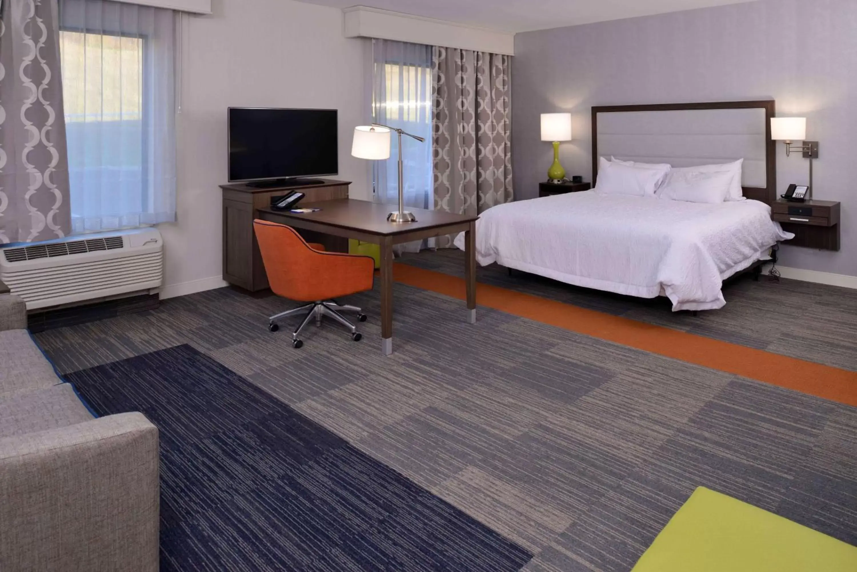 Bedroom, Bed in Hampton Inn & Suites Albany-East Greenbush, NY