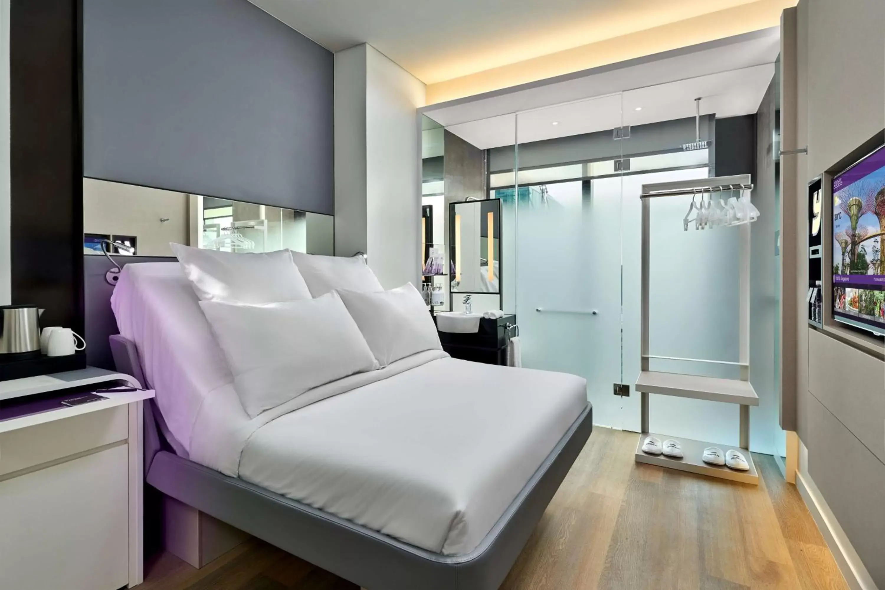 Shower, Bed in YOTEL Singapore Orchard Road