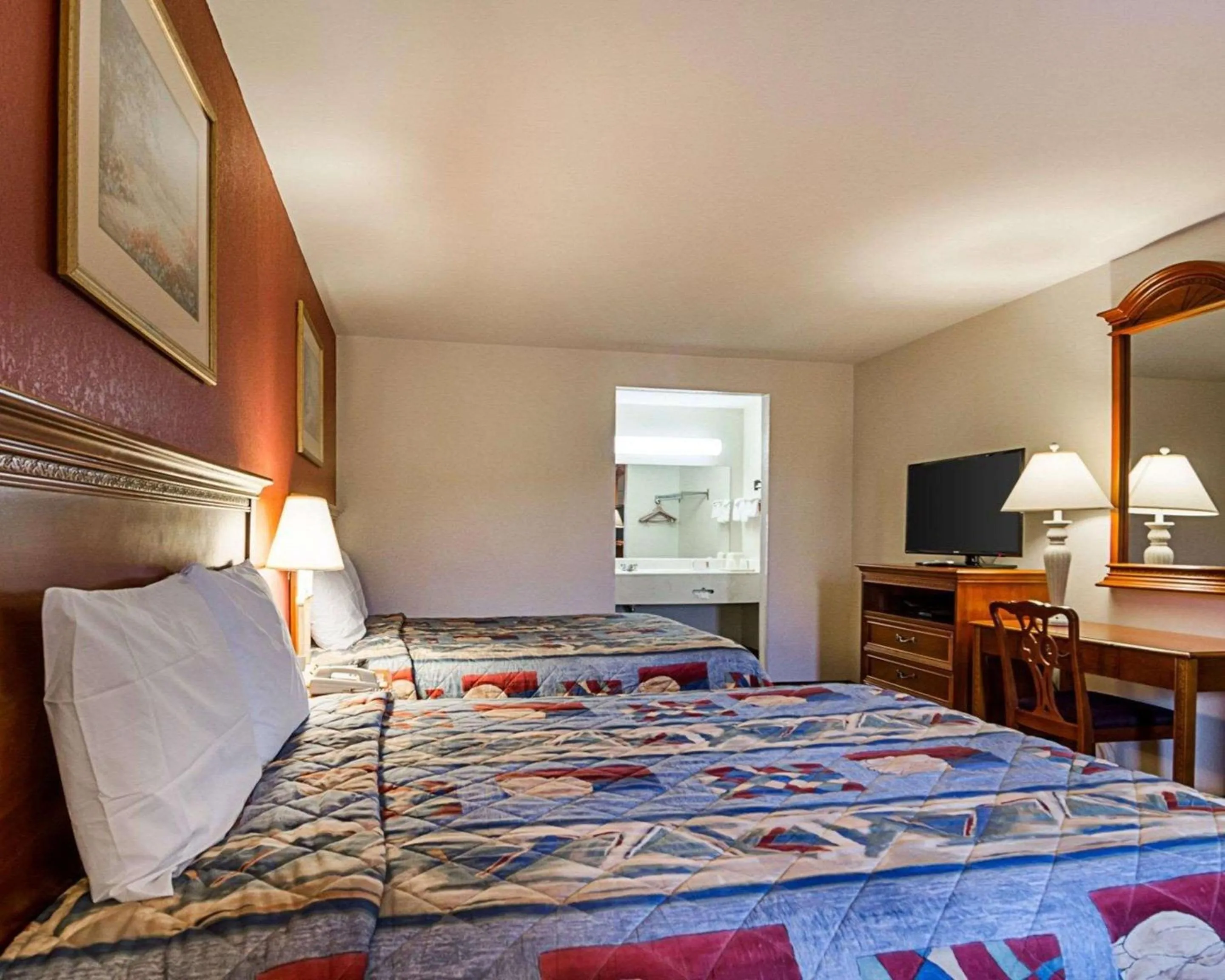 Photo of the whole room, Bed in Econo Lodge