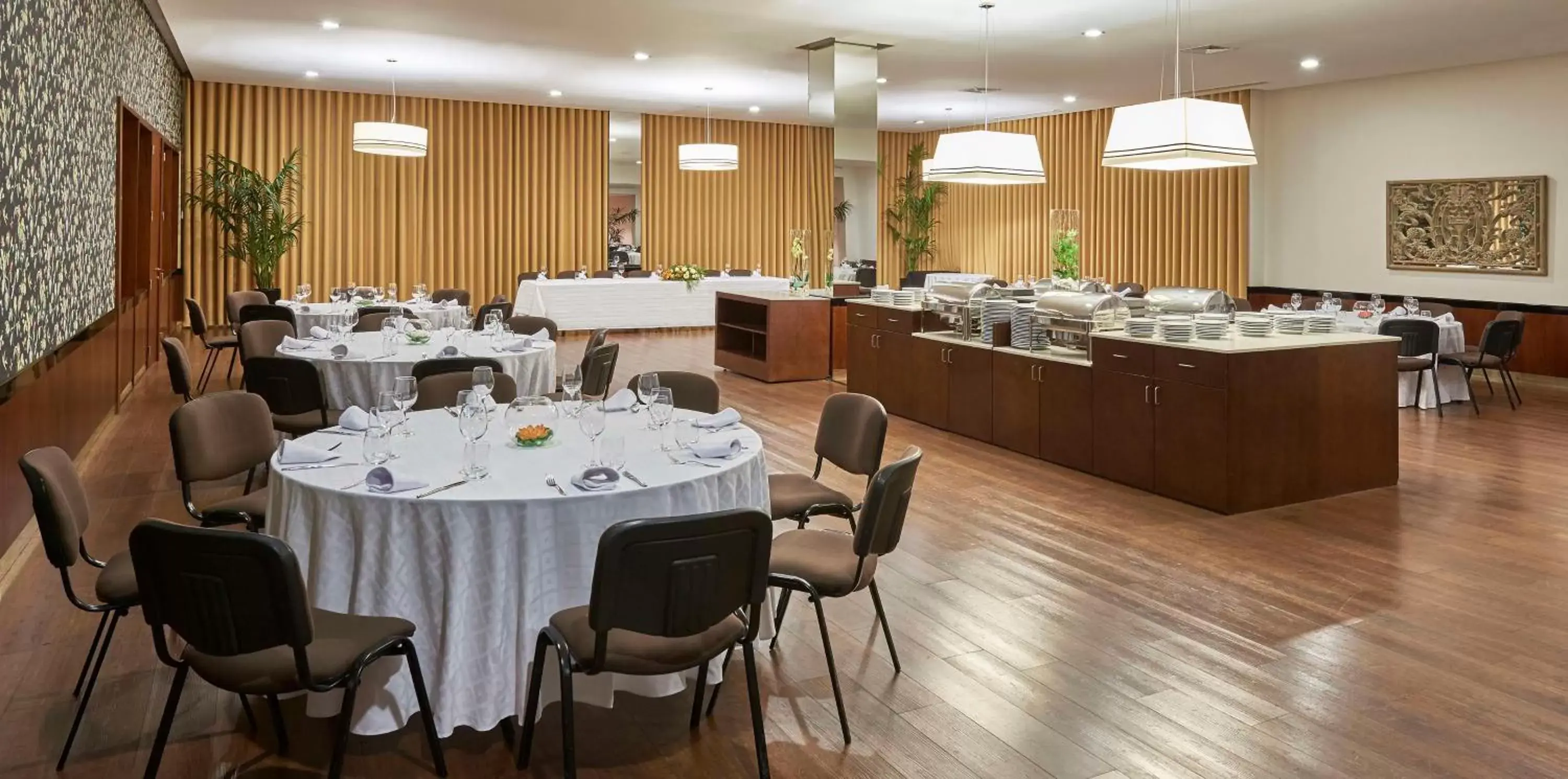 Meeting/conference room, Restaurant/Places to Eat in NH Coimbra Dona Ines