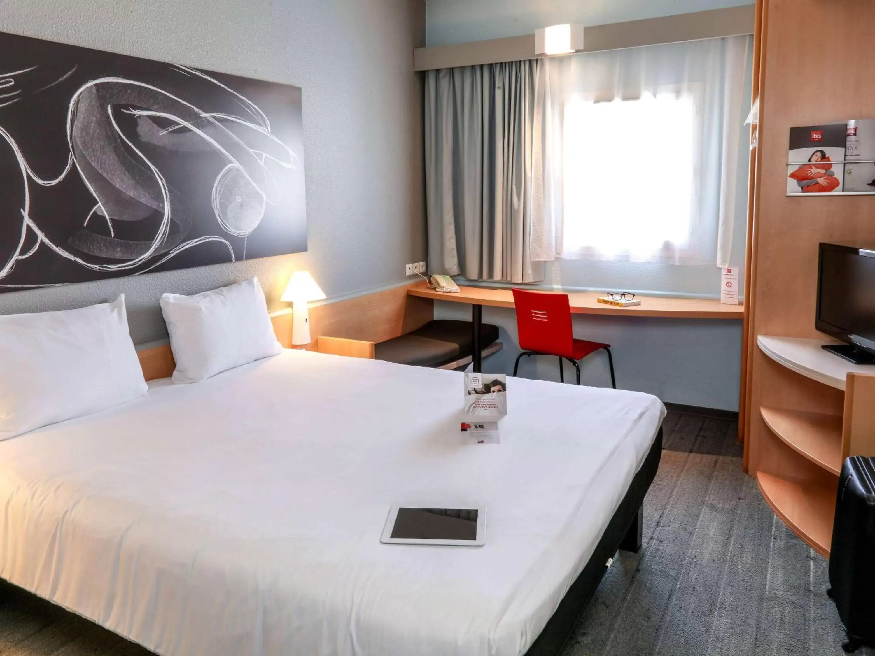 Photo of the whole room, Bed in ibis Orange Sud