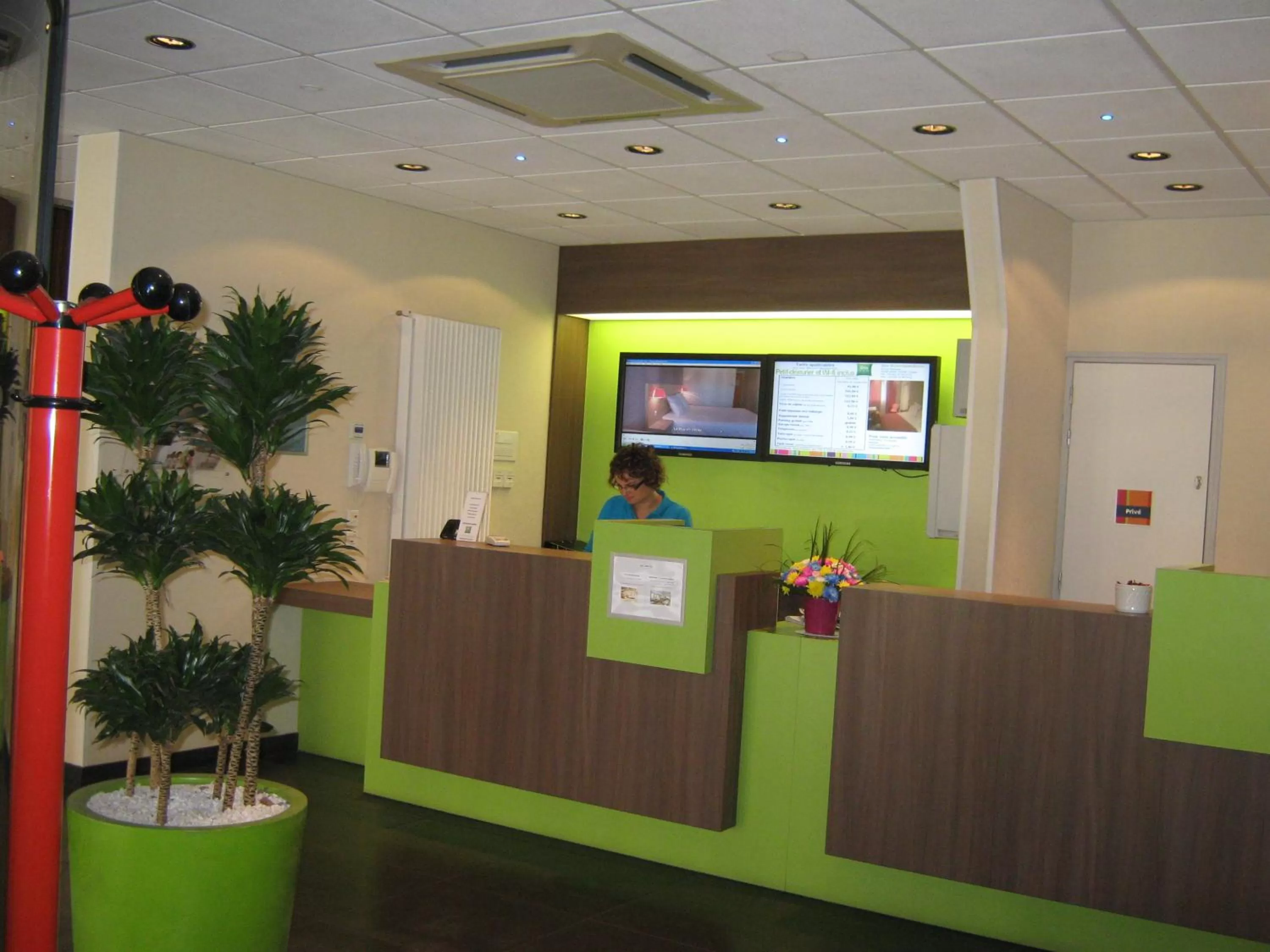 Staff in ibis Styles Saint Dizier