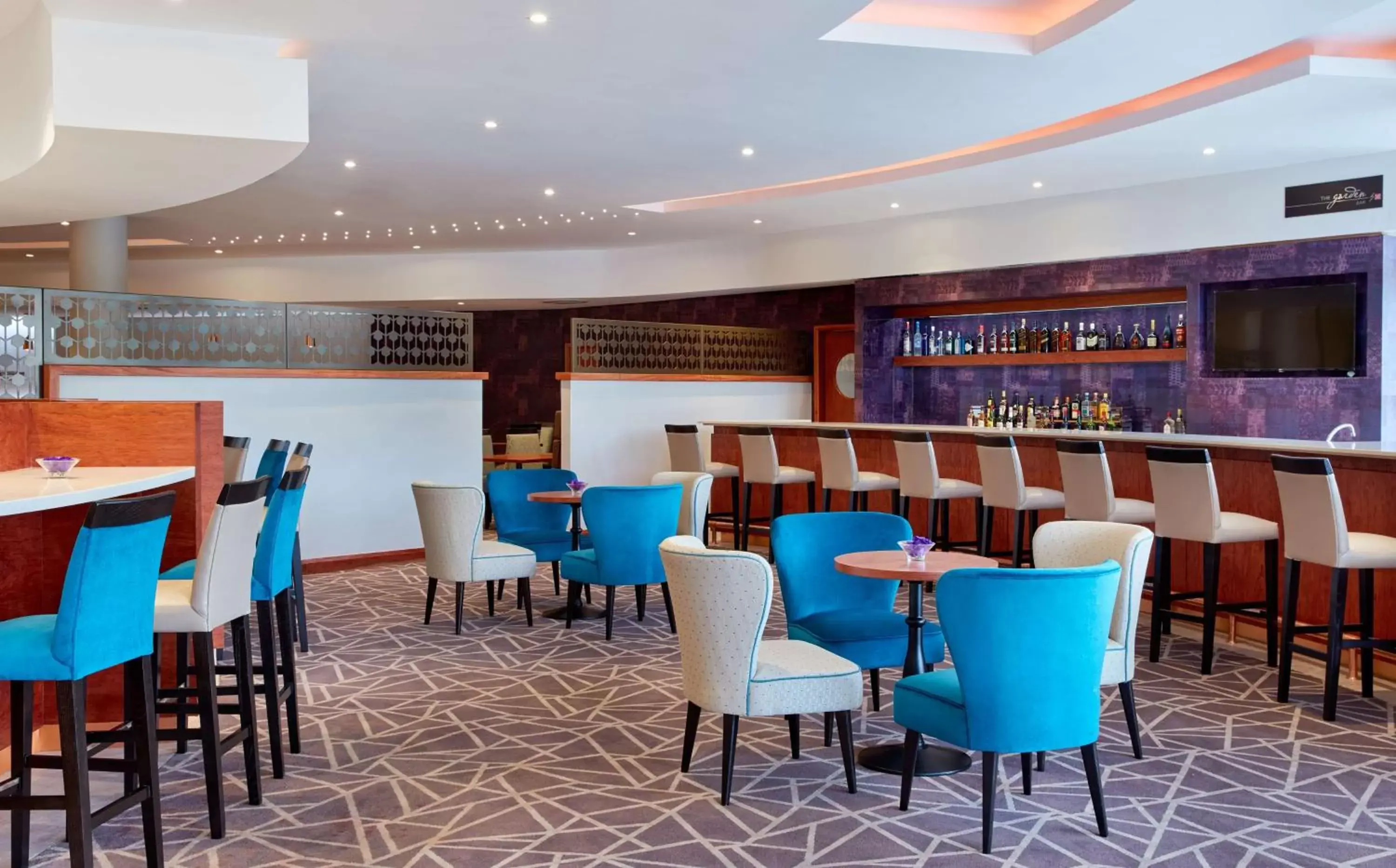 Lounge or bar, Restaurant/Places to Eat in Hilton Garden Inn Society Business Park