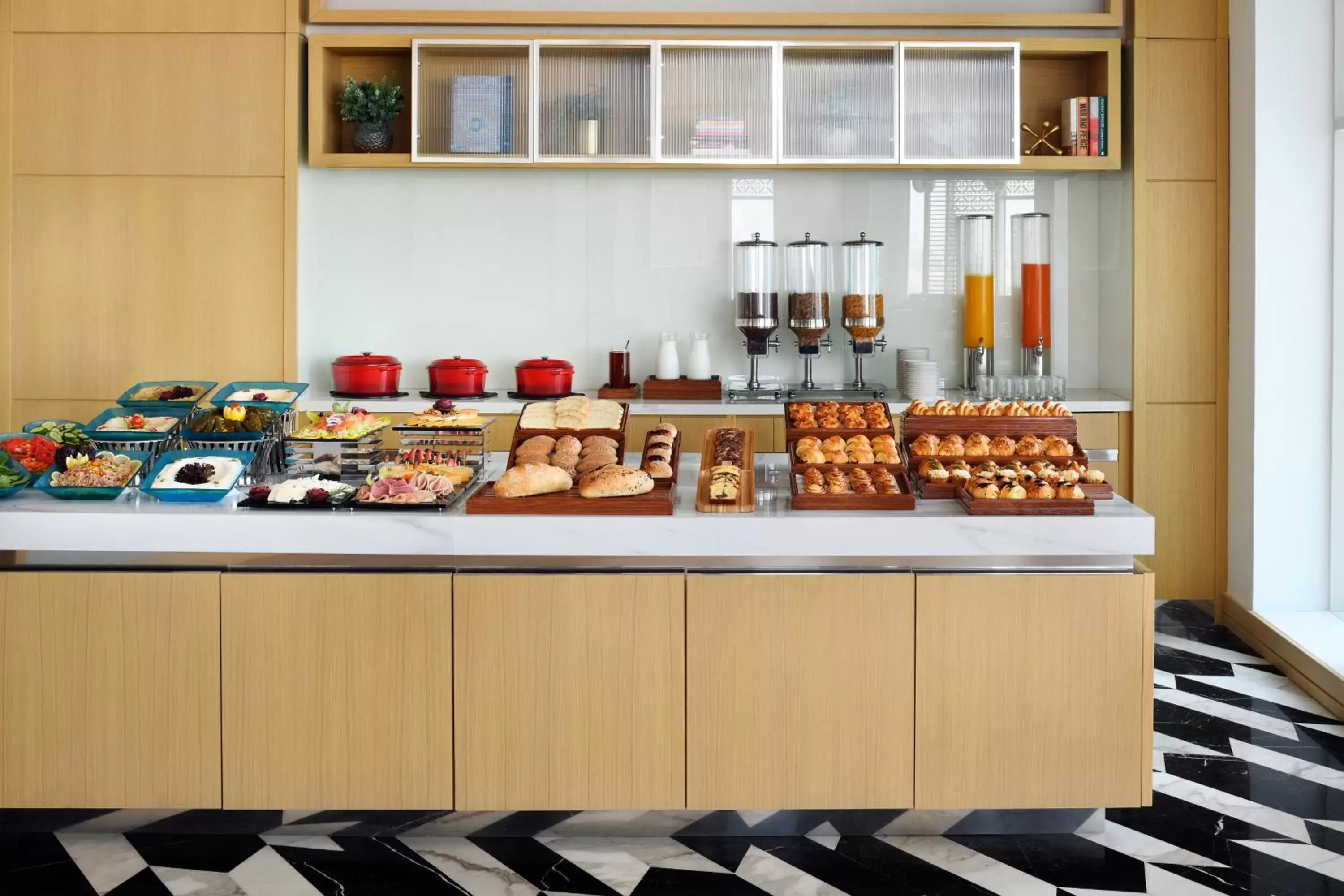 Lounge or bar in Crowne Plaza - Jeddah Al Salam by IHG Lounge or bar in Crowne Plaza - Jeddah Al Salam by IHG