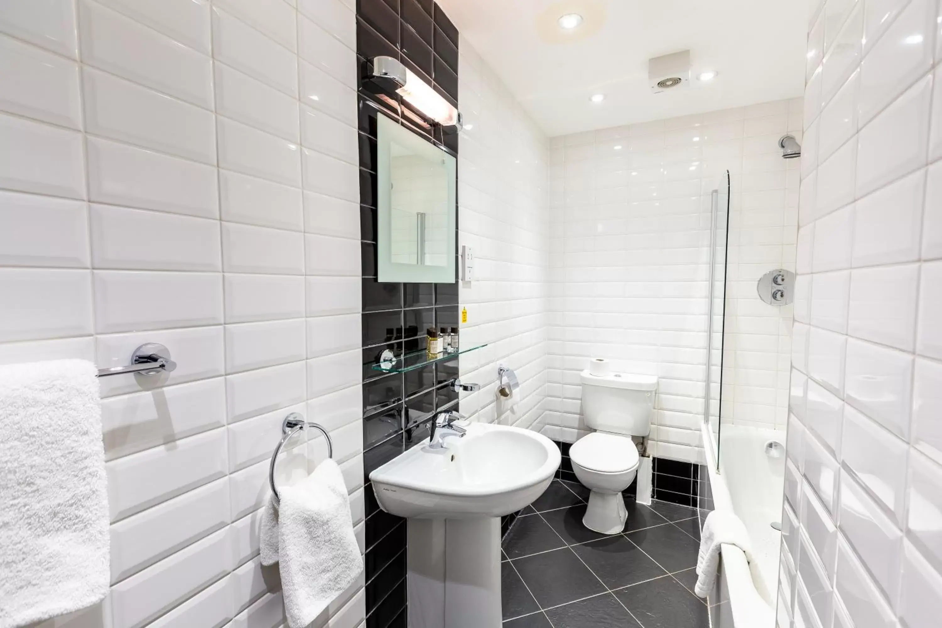 Shower, Bathroom in Cairn Hotel & Apartments