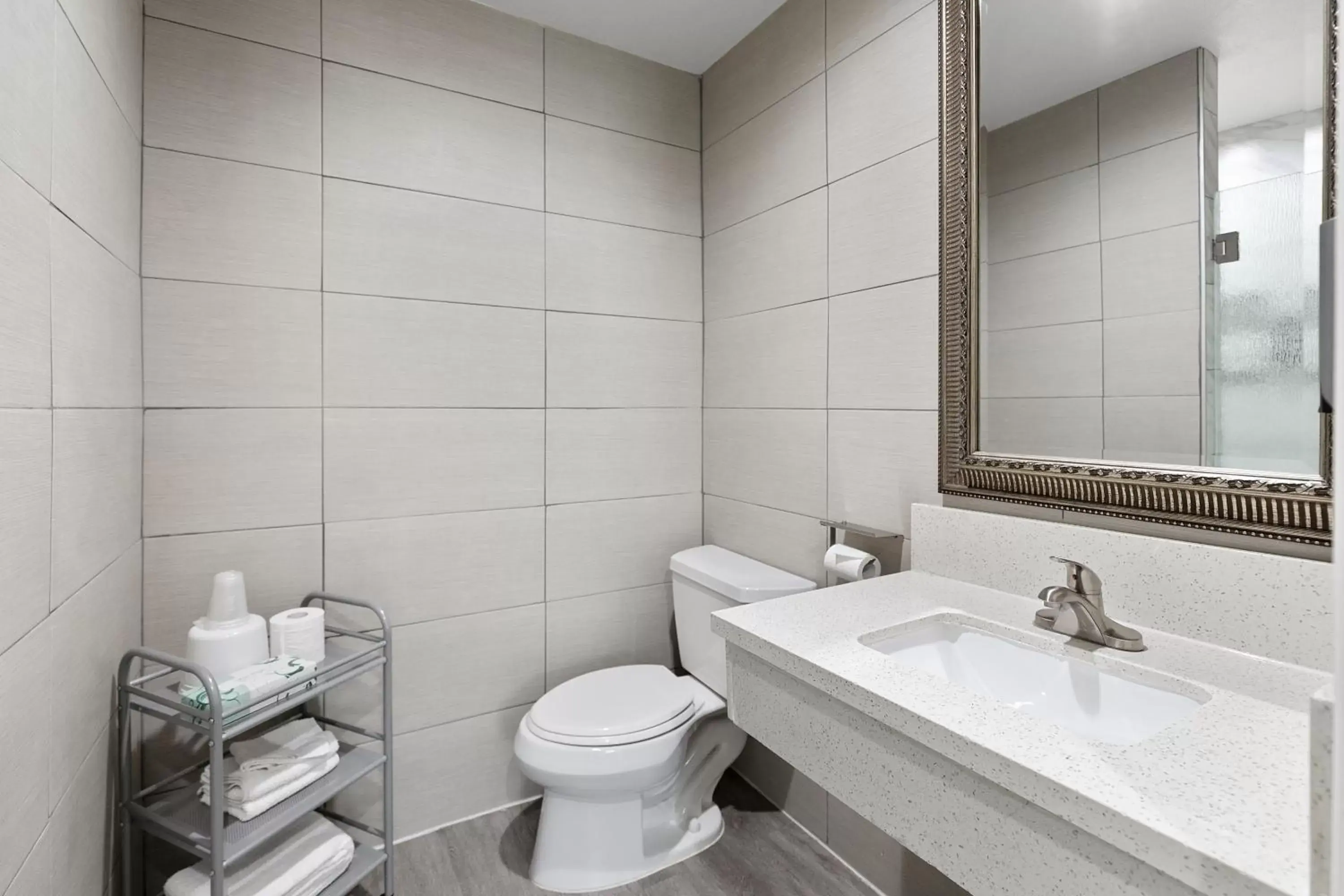 Bathroom in Le Blanc Inn & Suites