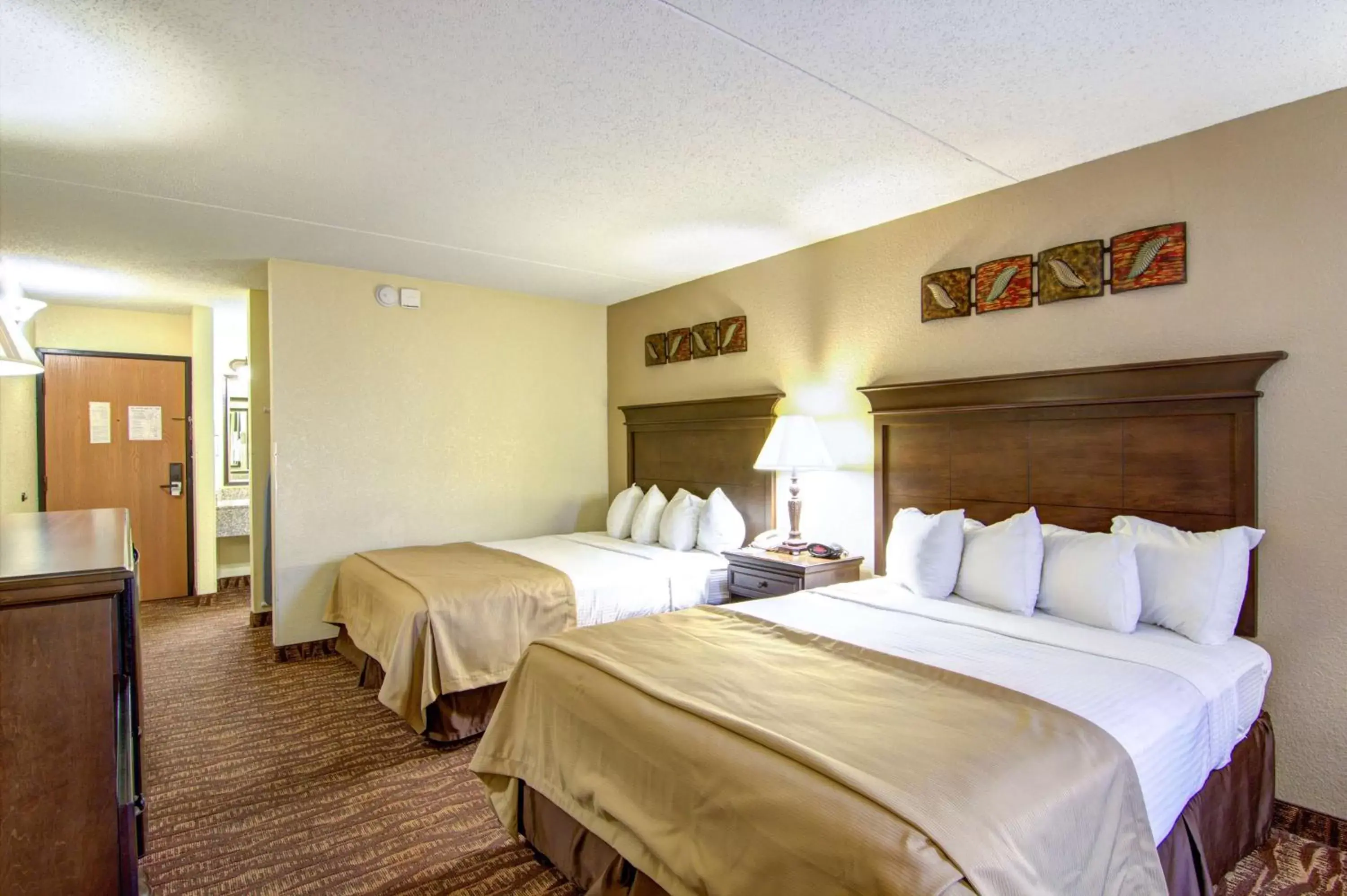 Photo of the whole room, Bed in Best Western Center Pointe Inn