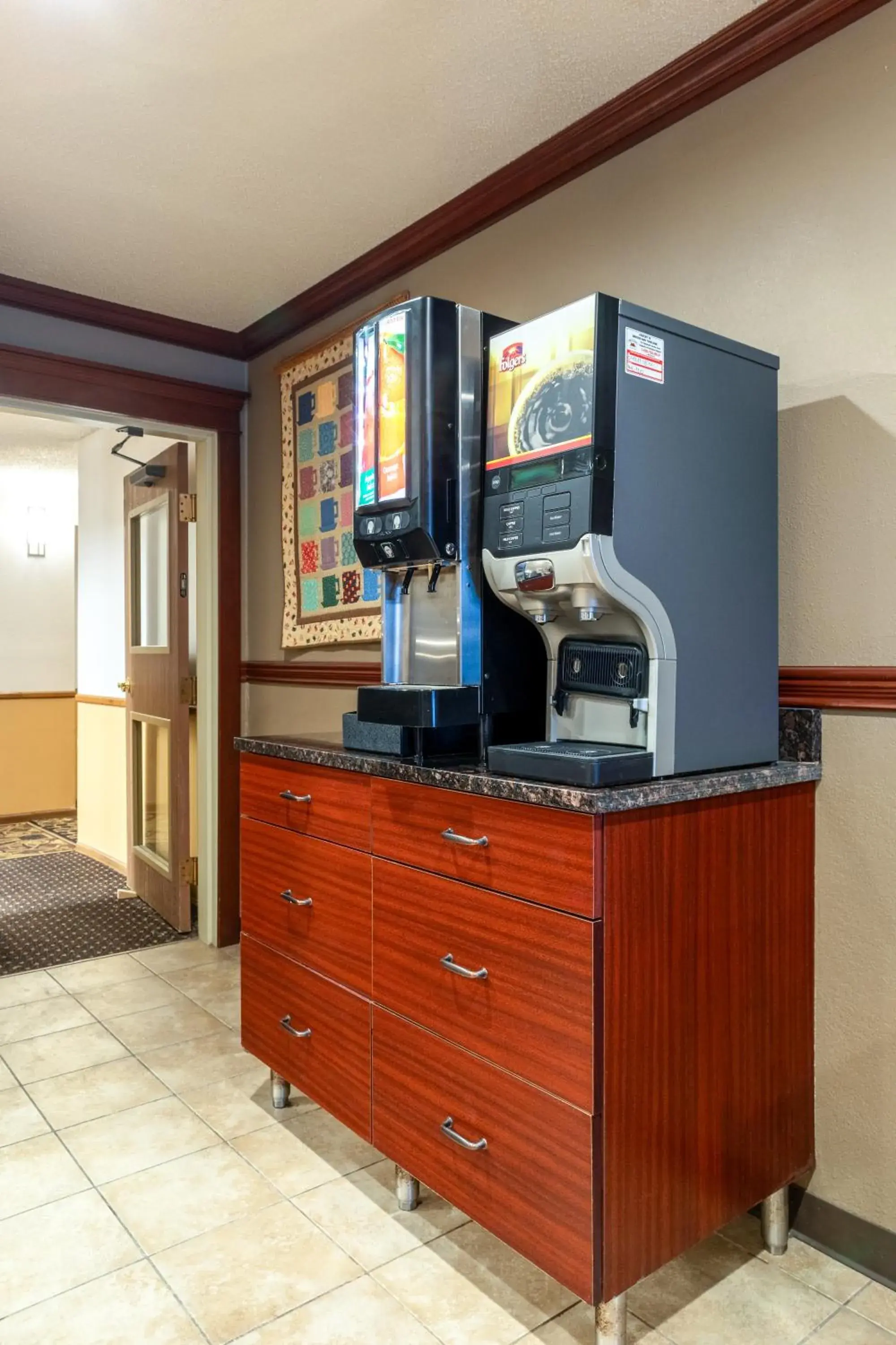 Coffee/tea facilities in North Country Inn & Suite