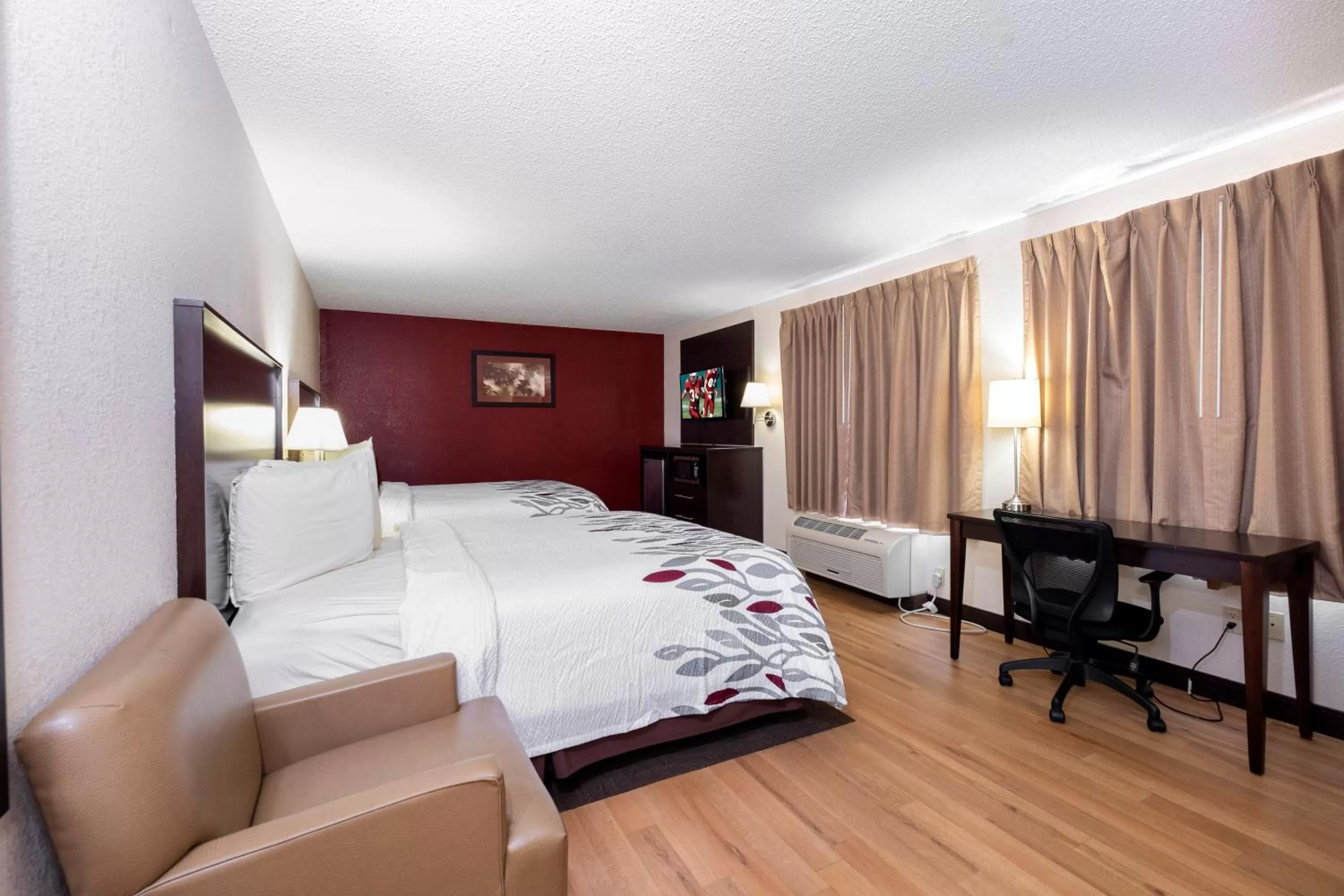 Photo of the whole room, Bed in Red Roof Inn & Suites Dover Downtown