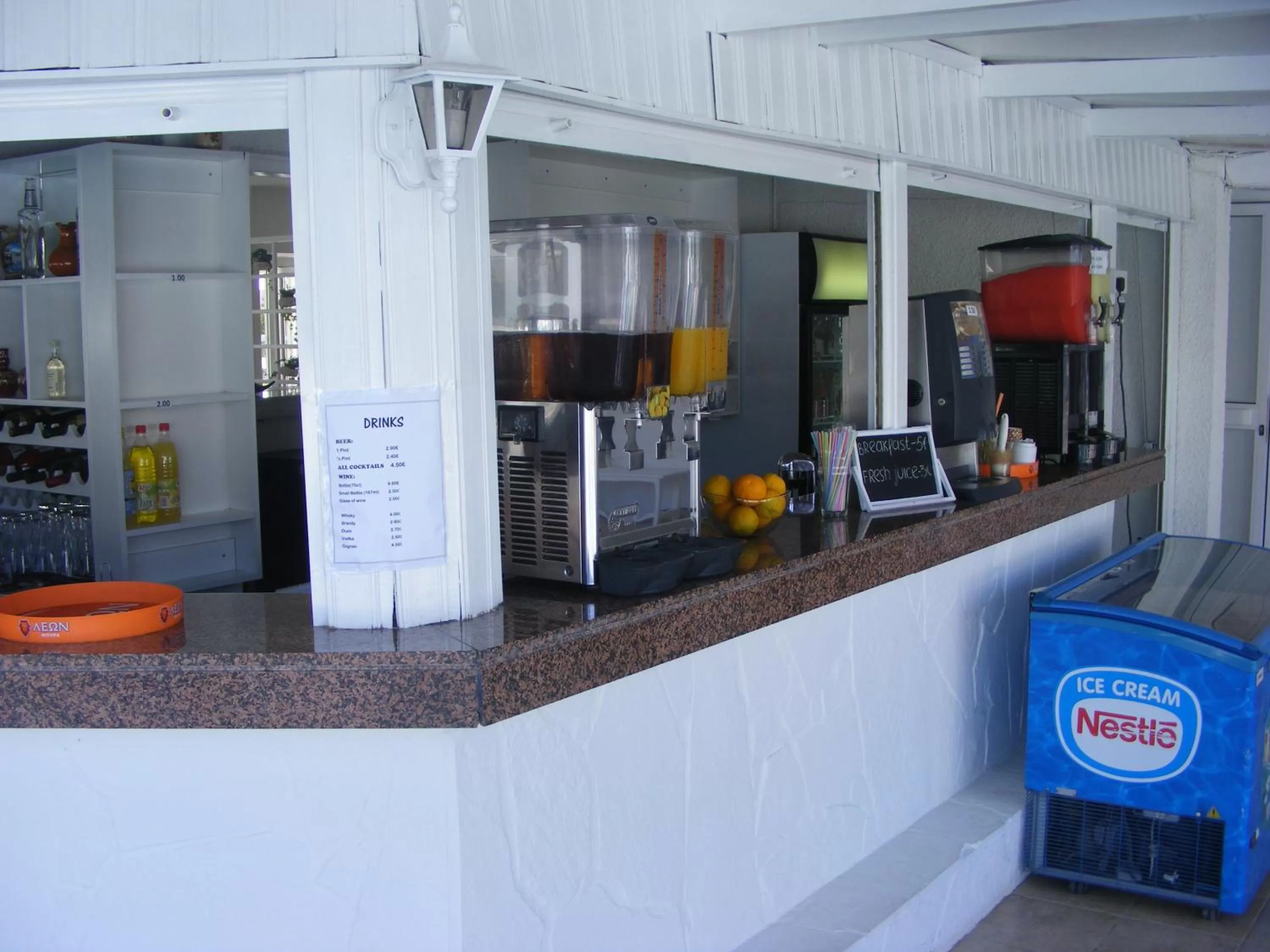 Restaurant/places to eat in Flokkas Hotel Apartments