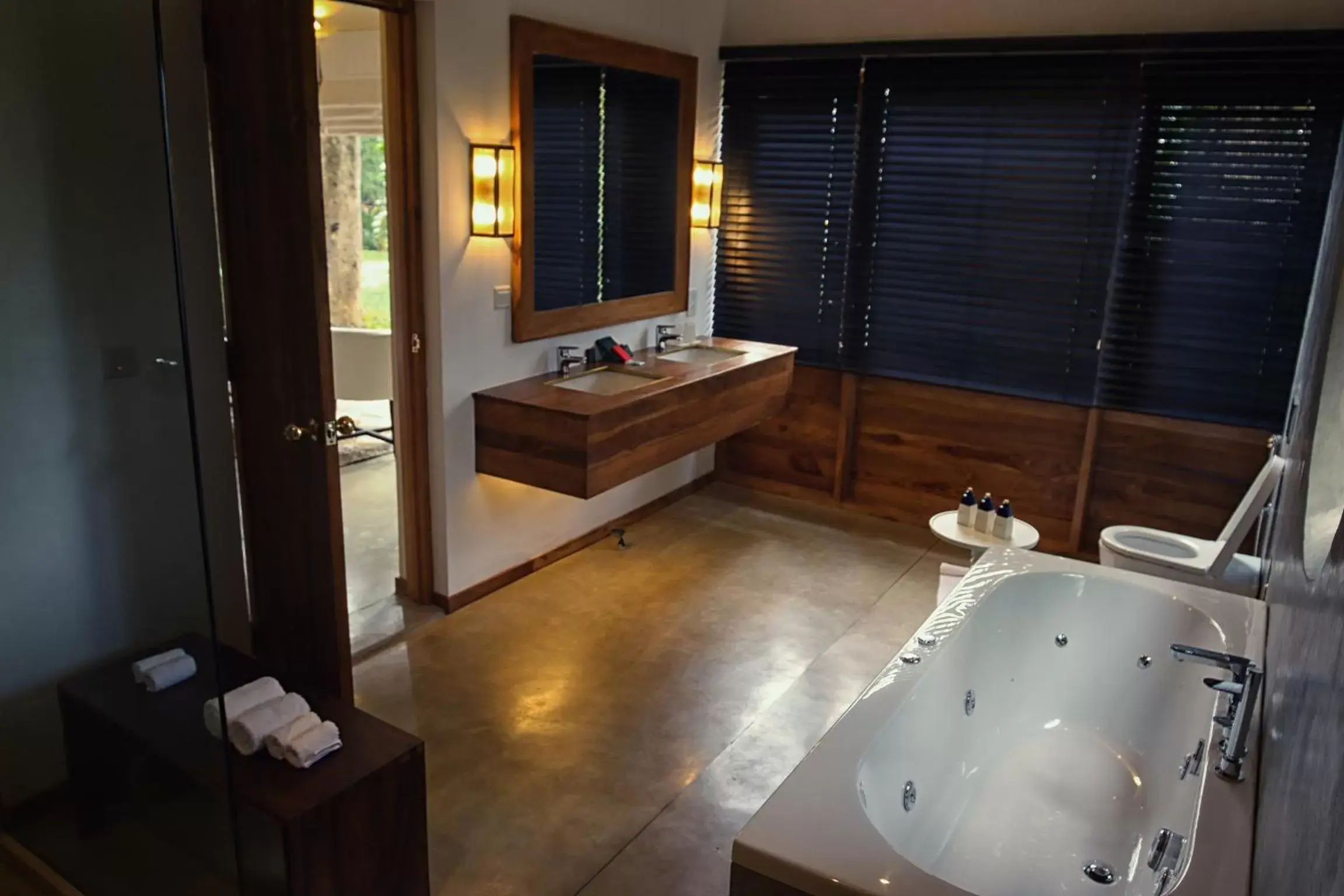 Shower, Bathroom in Kings Pavilion Luxury Hotel